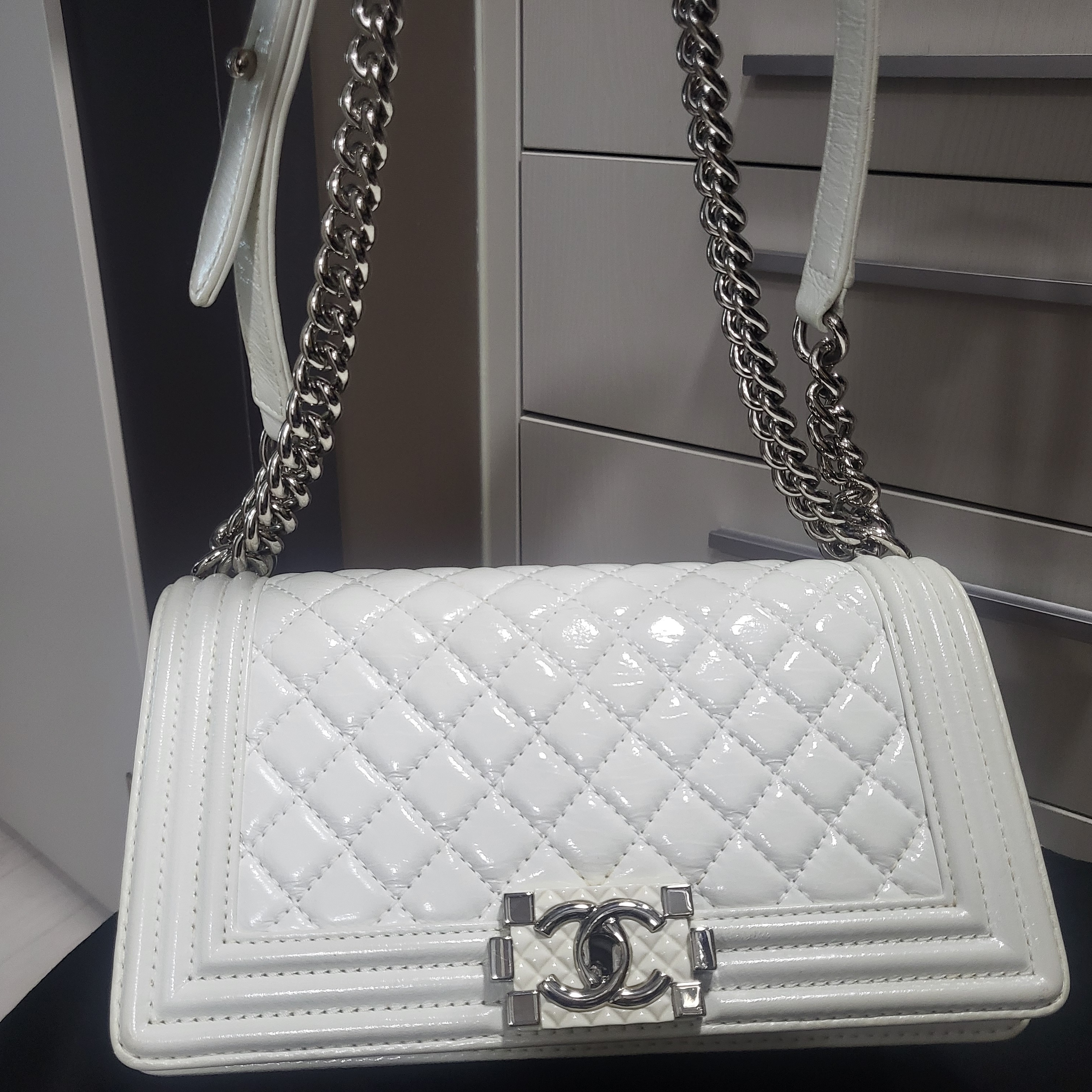 Chanel Medium Boy Chanel Handbag Grained Calfskin & Gold White 착용 스타일