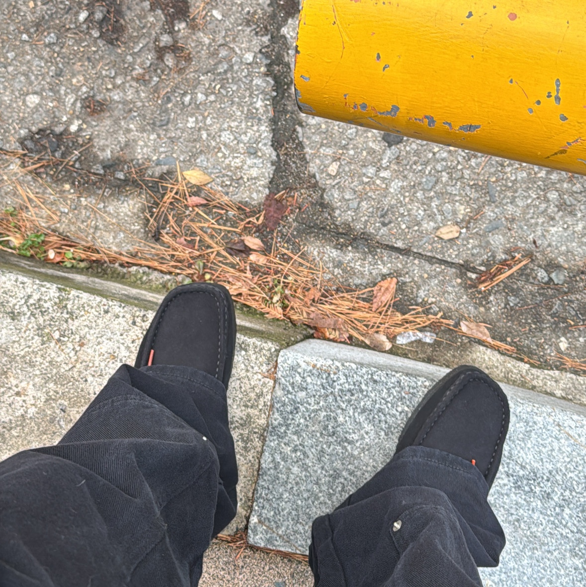 Clarks Wallabee Black Suede 착용 스타일 - 1