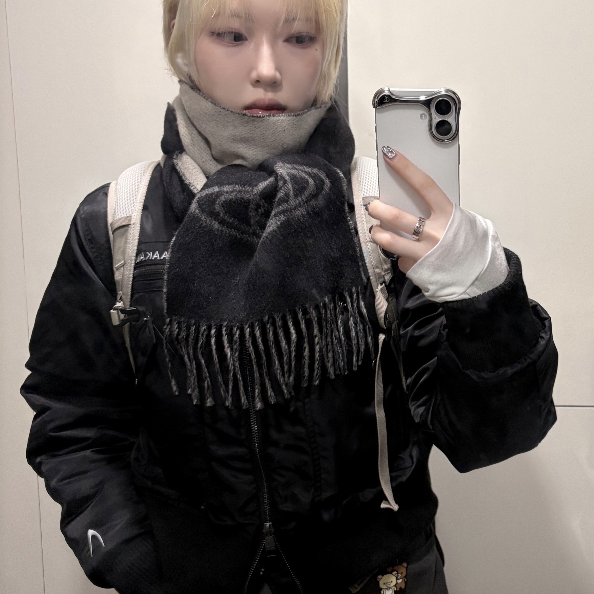 (W) Vivienne Westwood Double Logo Muffler Black, Salomon Trailblazer 10 Grey 착용 스타일 - 1