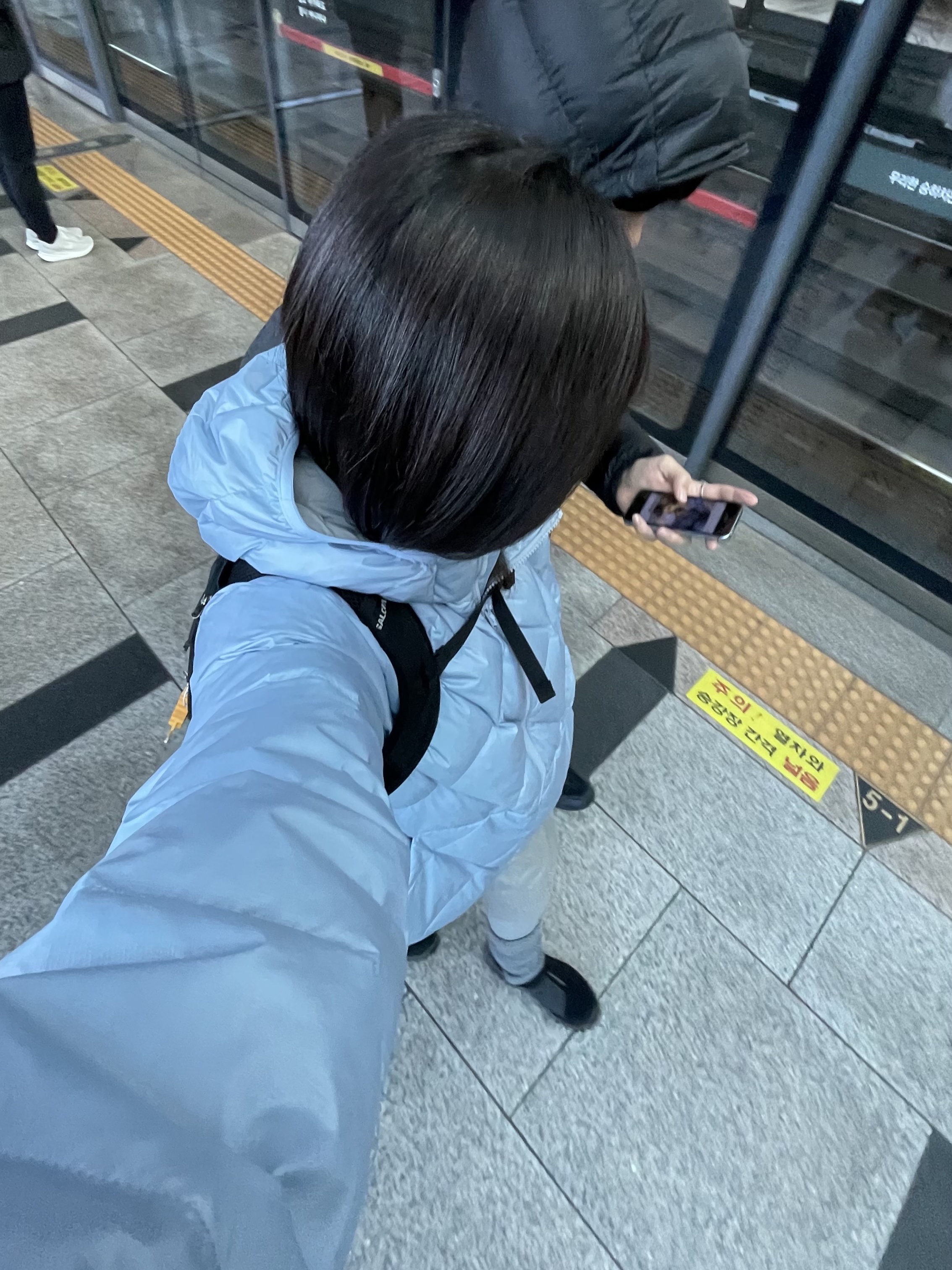YESEYESEE Wafer Goose Down Jacket Misty Blue, Salomon Trailblazer 10 Black 착용 스타일