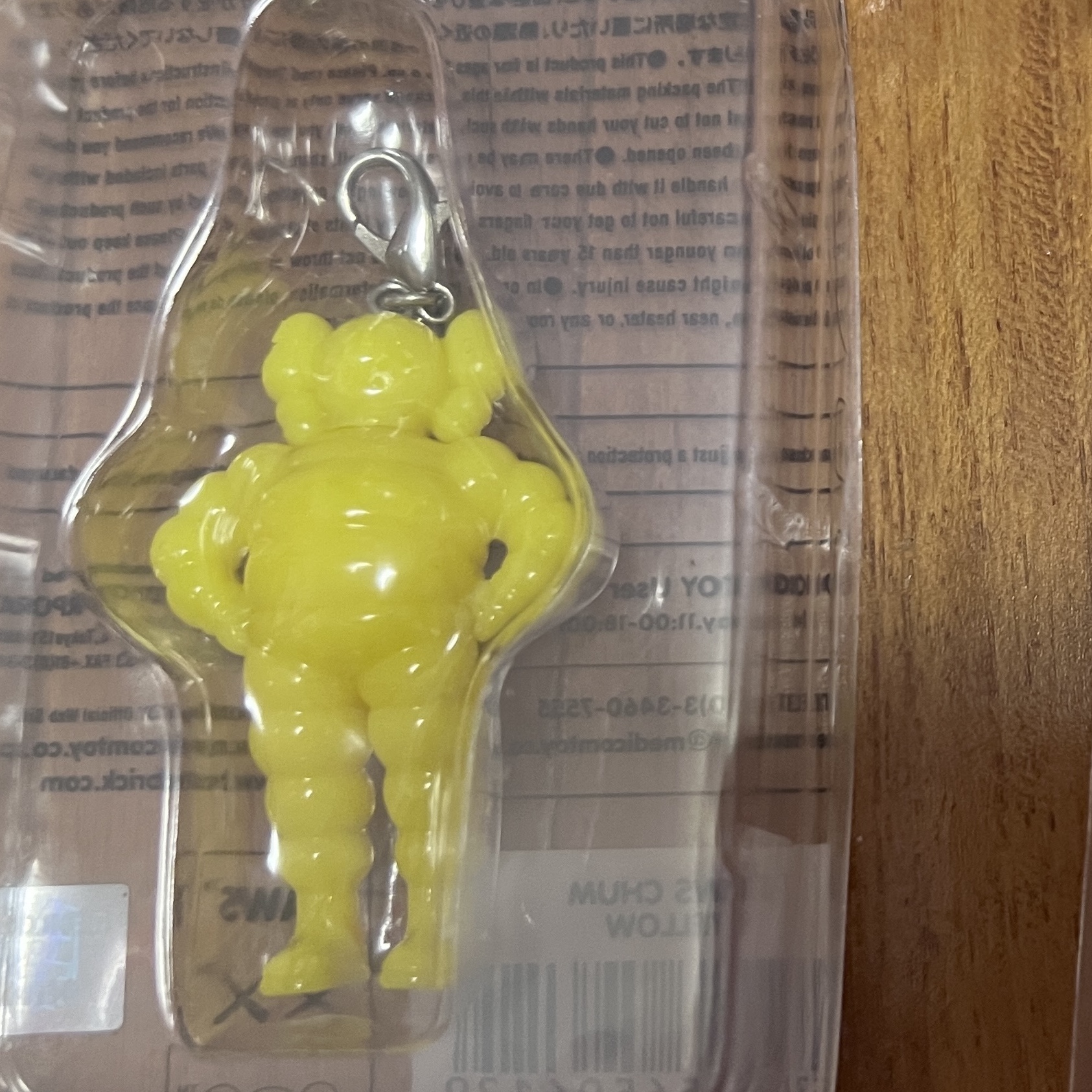 Kaws Tokyo First Chum Keychain Yellow 착용 스타일