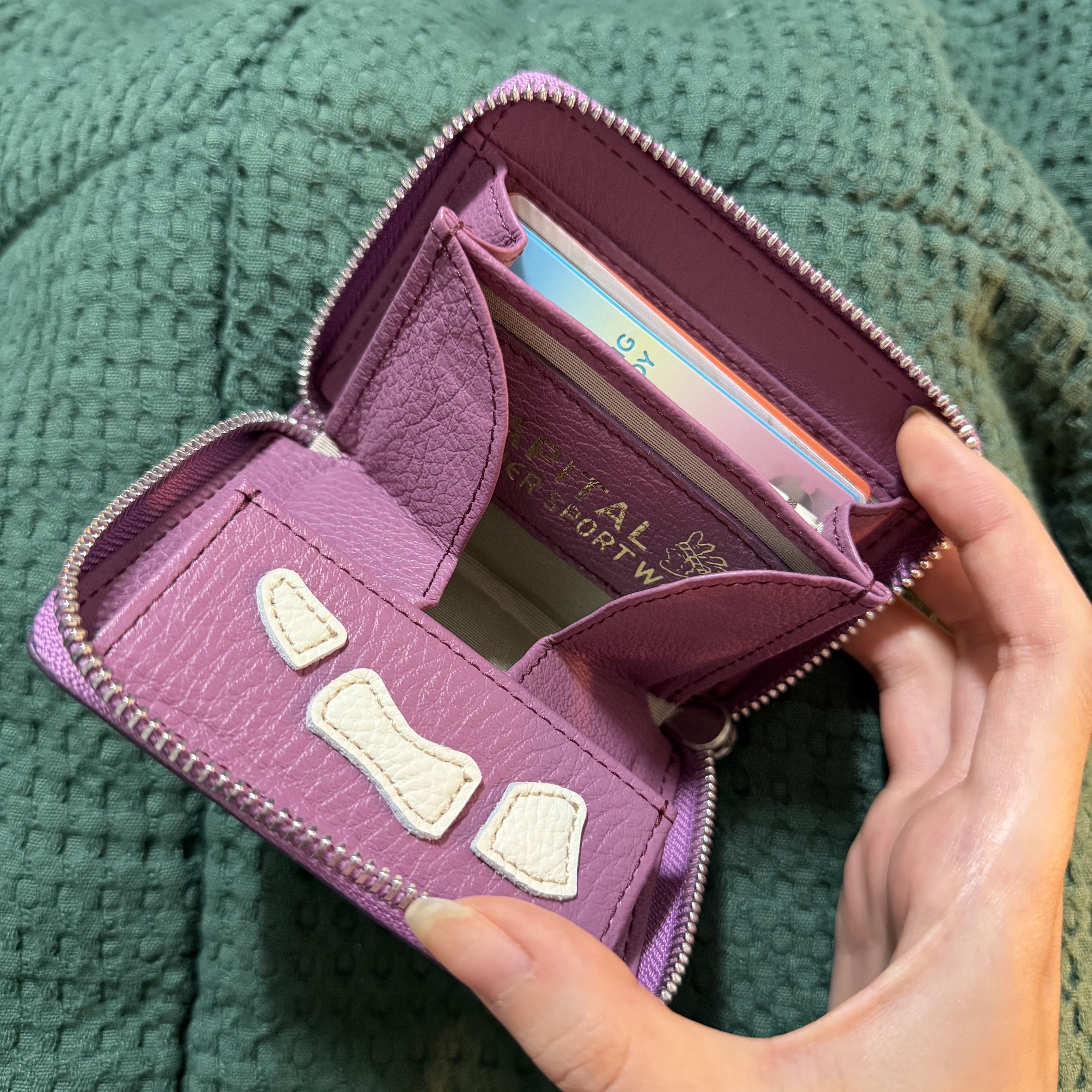 Kapital Thumbs Up Bone Hand Zip Mini Wallet Purple 착용 스타일 - 2