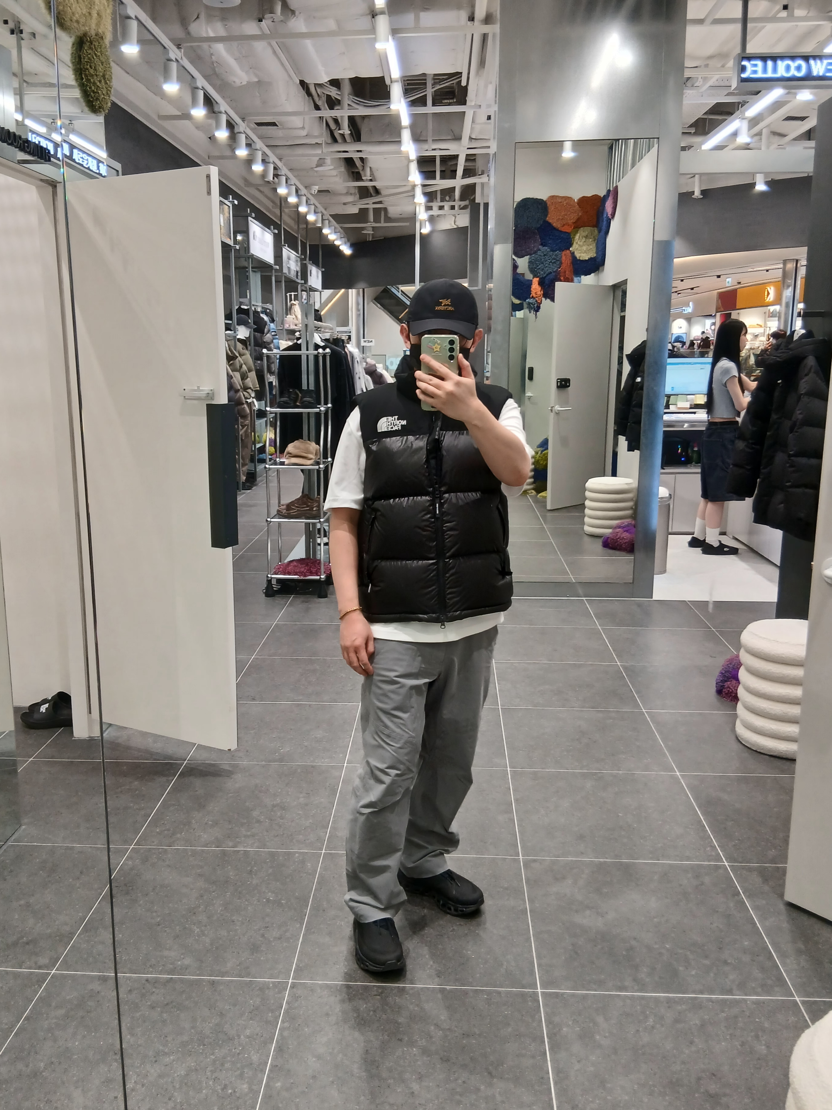 Arc'teryx Bird Word Cap 24K Black, IAB Studio T-Shirt White Gray 착용 스타일 - 2