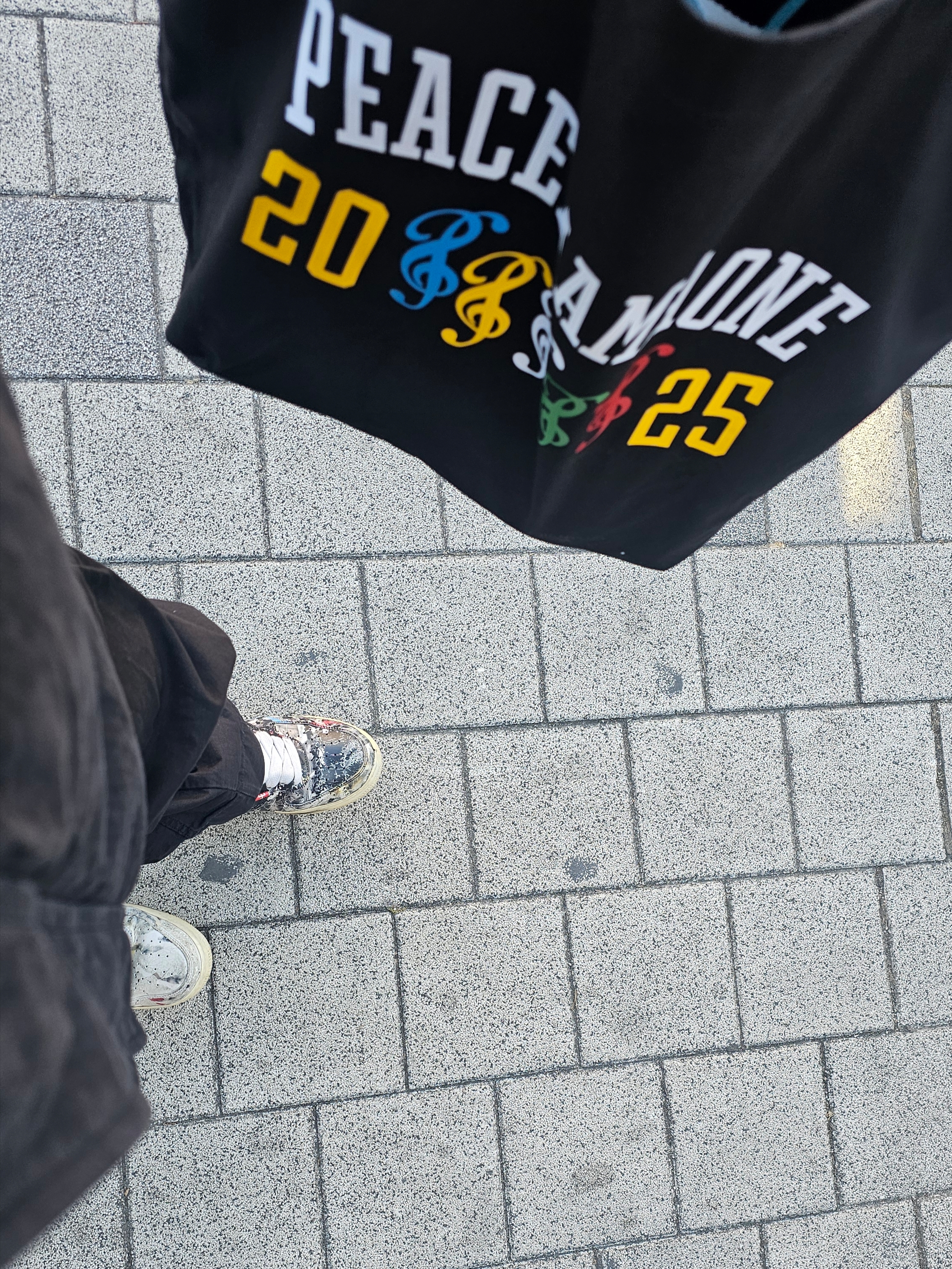 Peaceminusone x 2025 MAMA Awards Peacemamaone Eco Bag Black, Nike x Peaceminusone Air Force 1 Low Para-Noise 2.0 착용 스타일