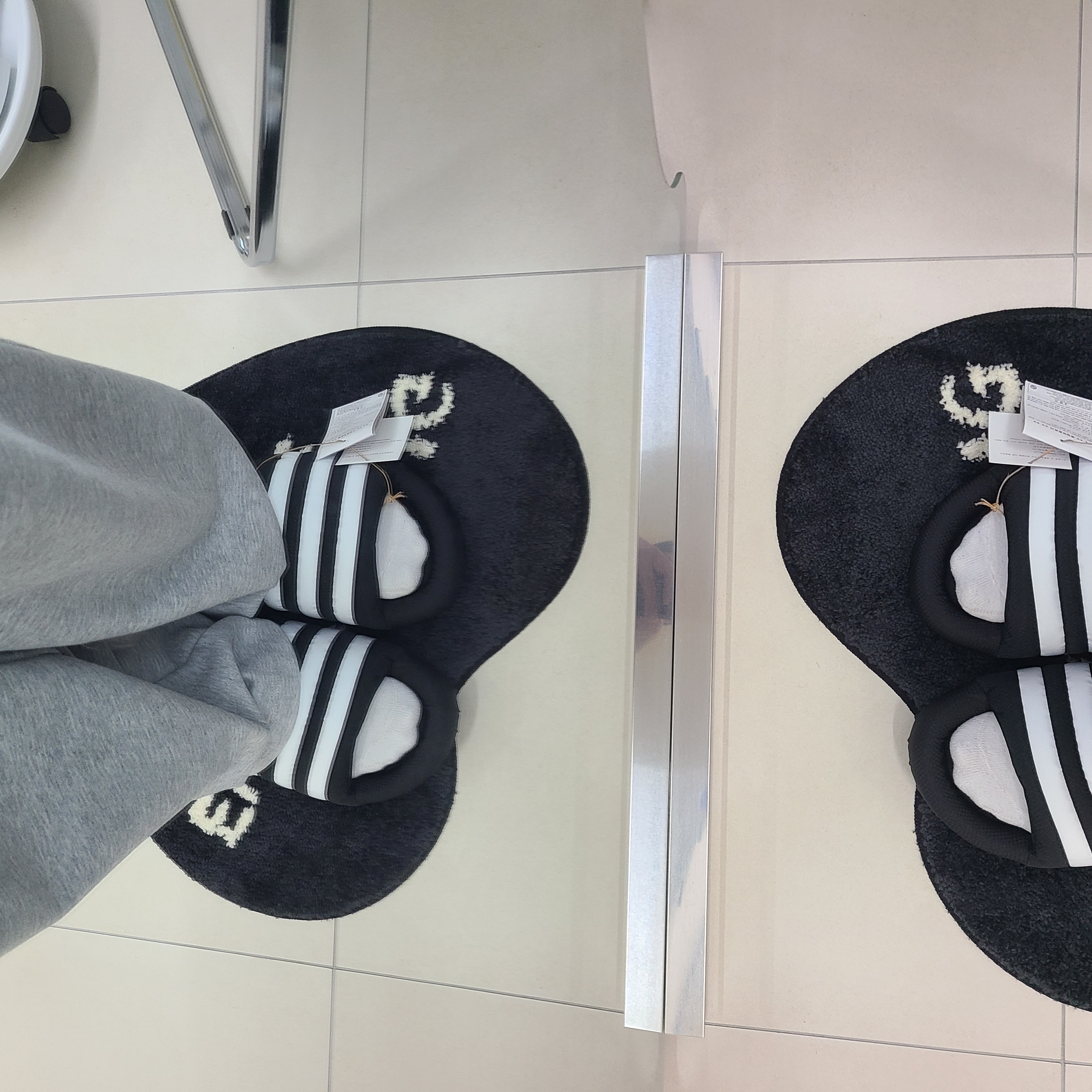Adidas Adilette 24 Core Black Cloud White 착용 스타일
