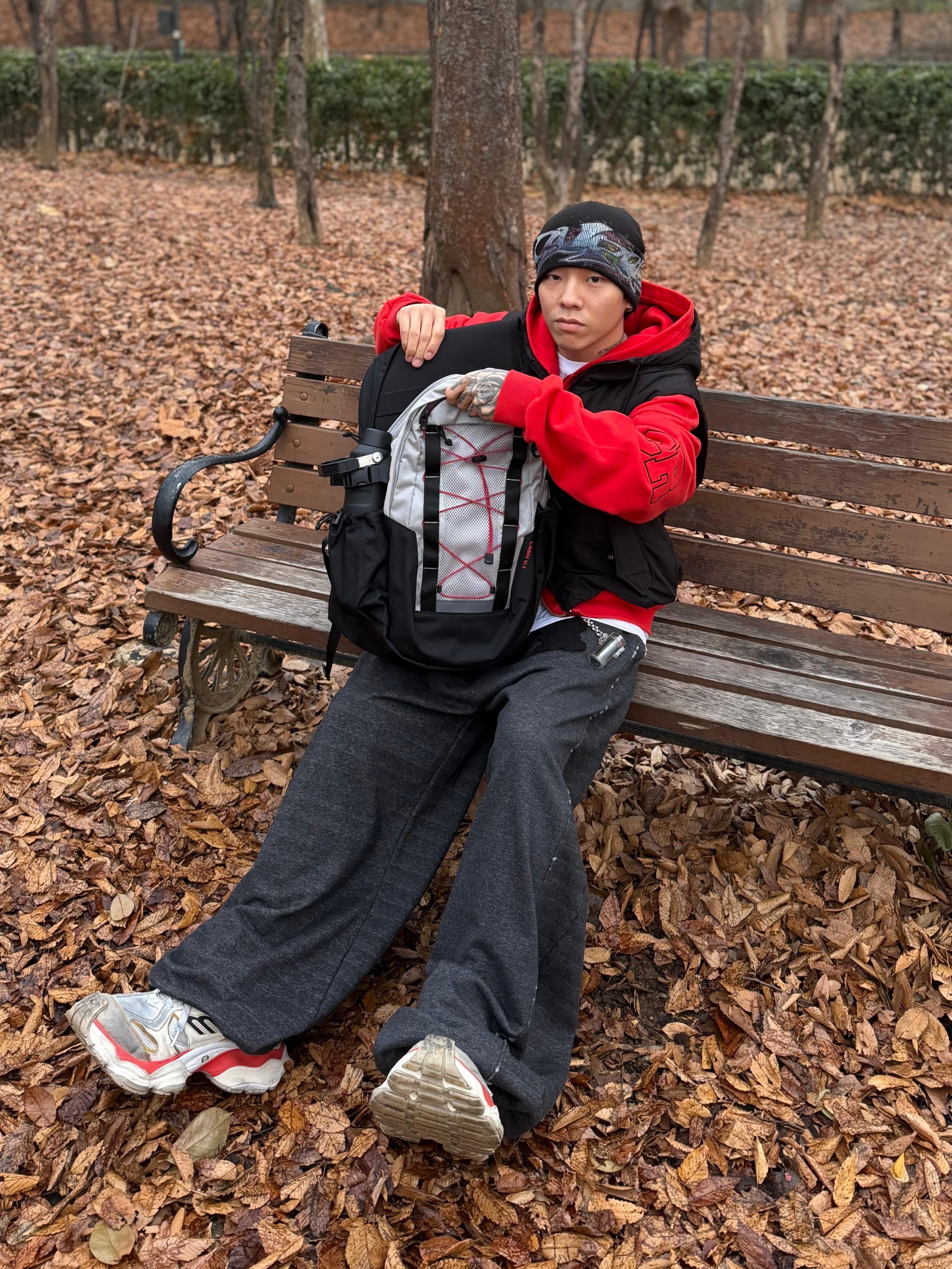 Balenciaga Cargo Sneakers Beige Grey Red 착용 스타일 - 1