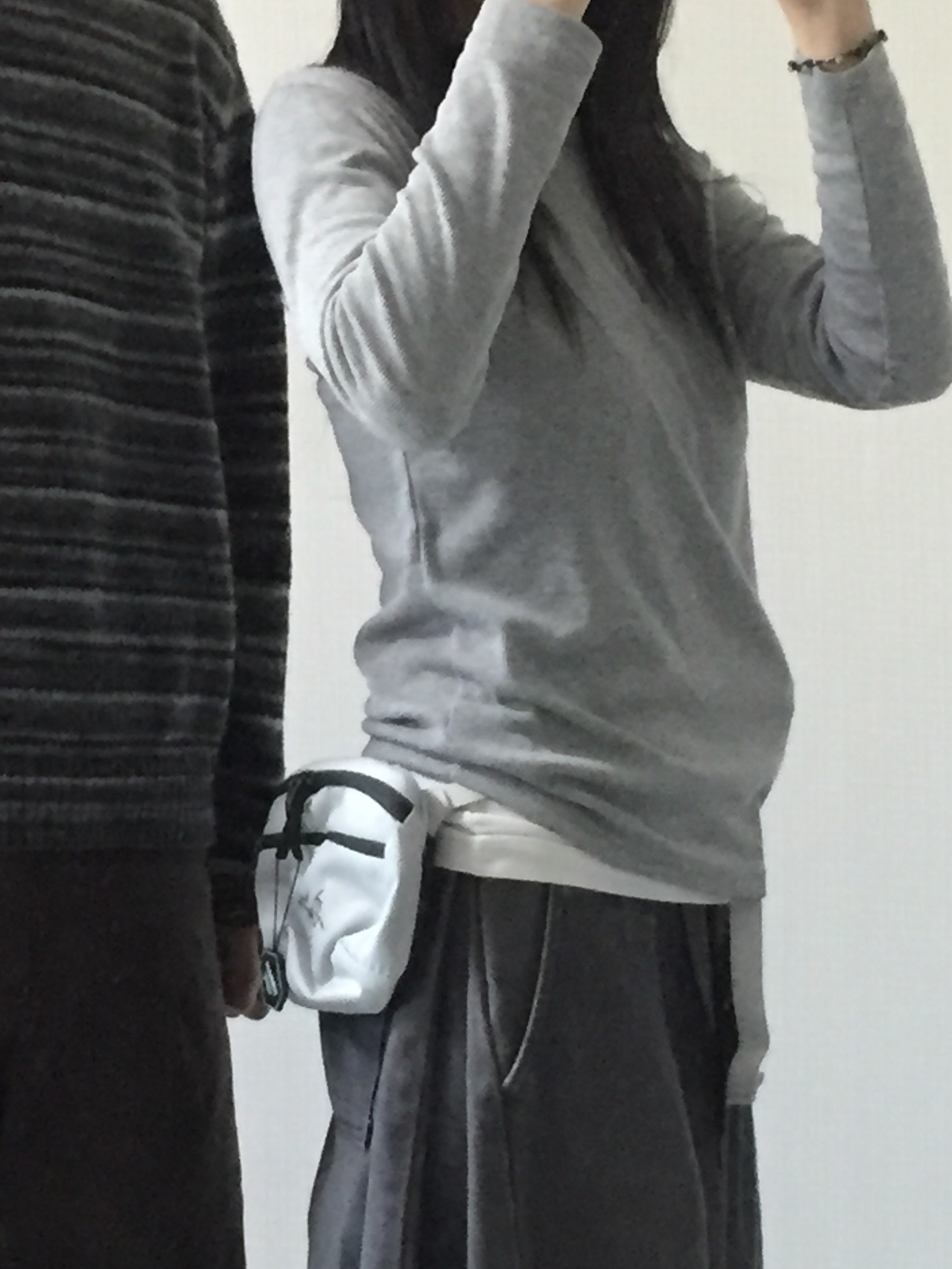Arc'teryx Mantis 1 Waistpack Solitude Graphite 착용 스타일 - 2