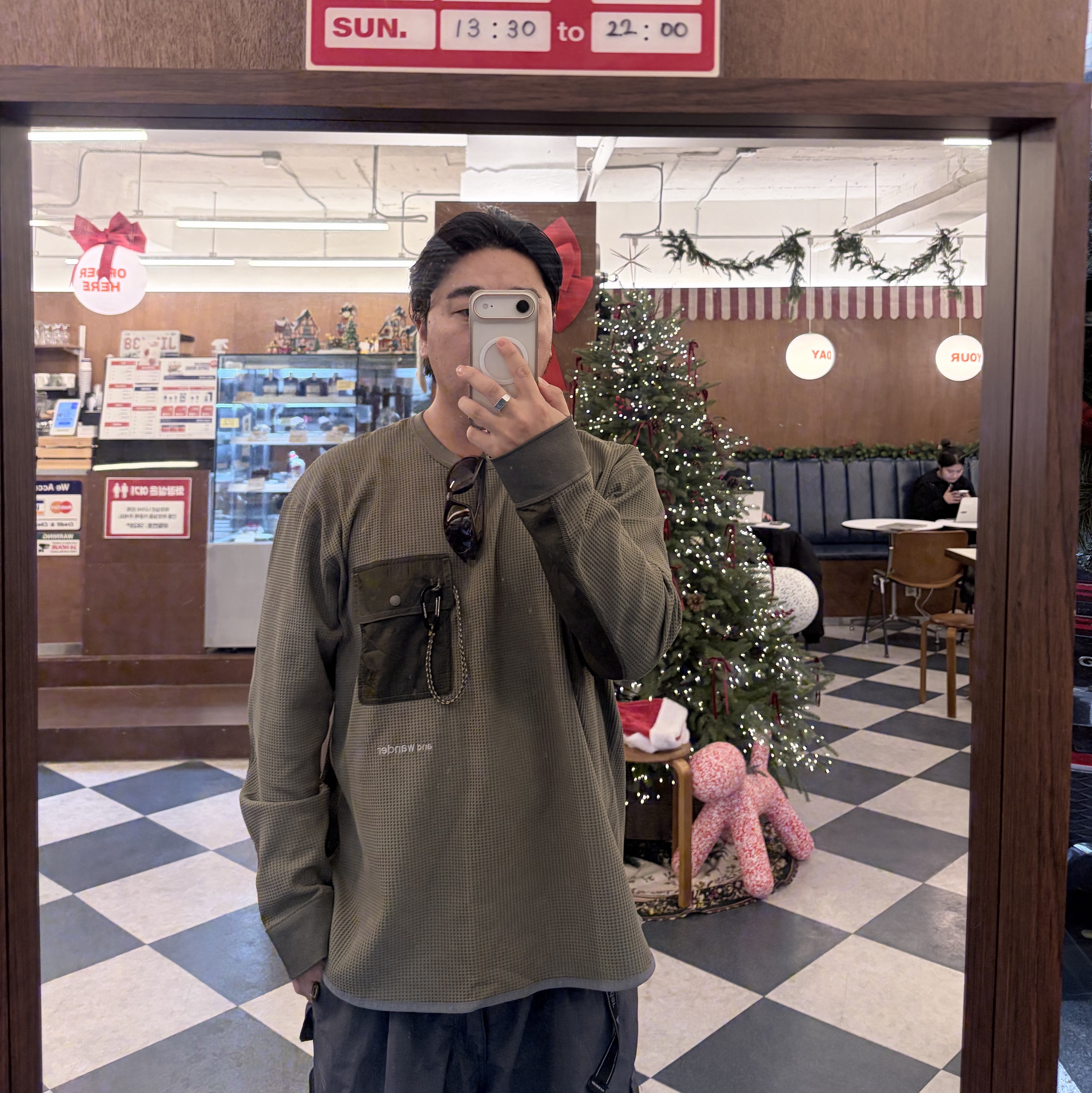 Oakley x Satisfy Straight Jacket Matte Terrain Tan, Champion x Wtaps Academy LS T-Shirt Cotton Gray 착용 스타일 - 1