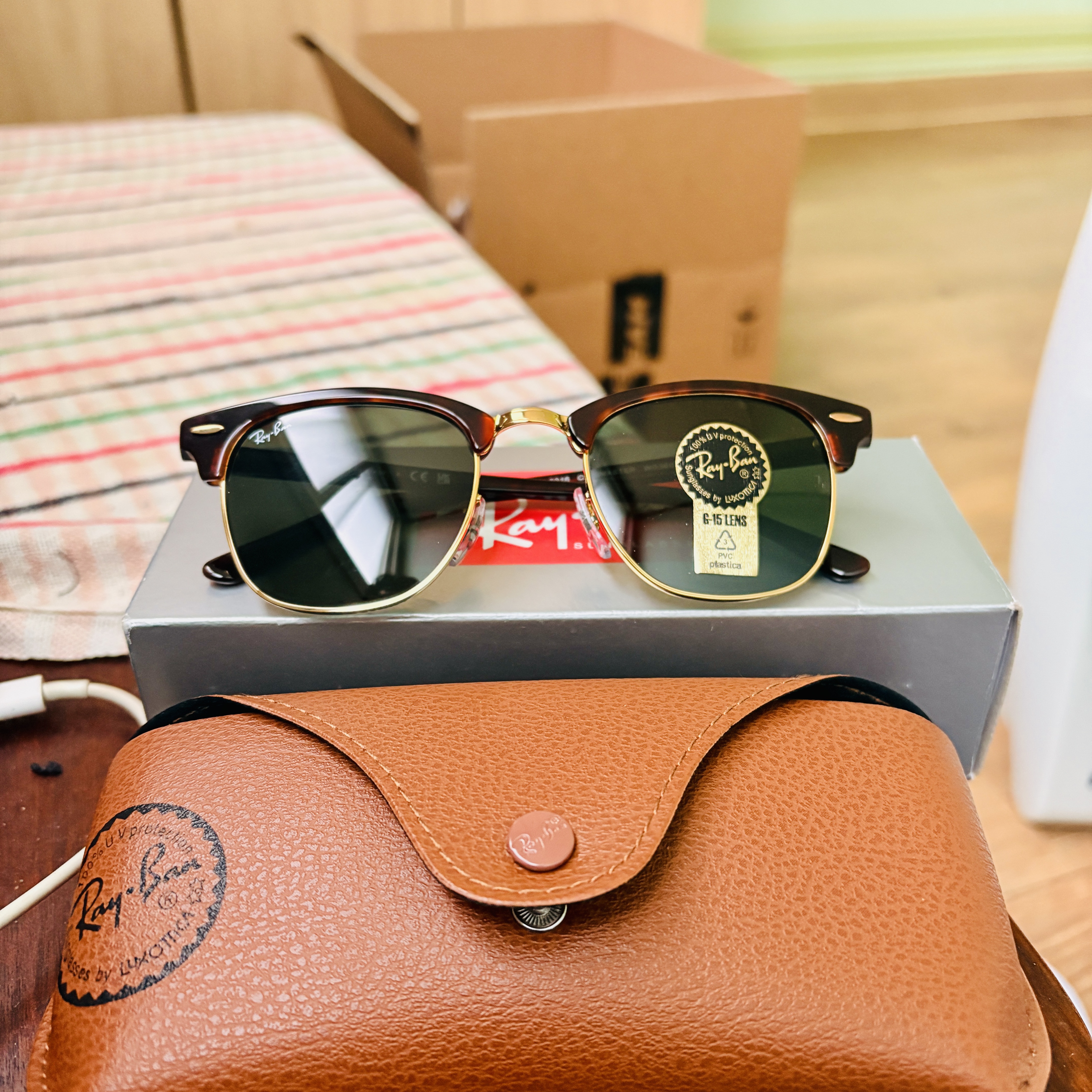 Ray-Ban Clubmaster Classic Polished Tortoise On Gold Frame Green Classic G-15 Lenses 착용 스타일