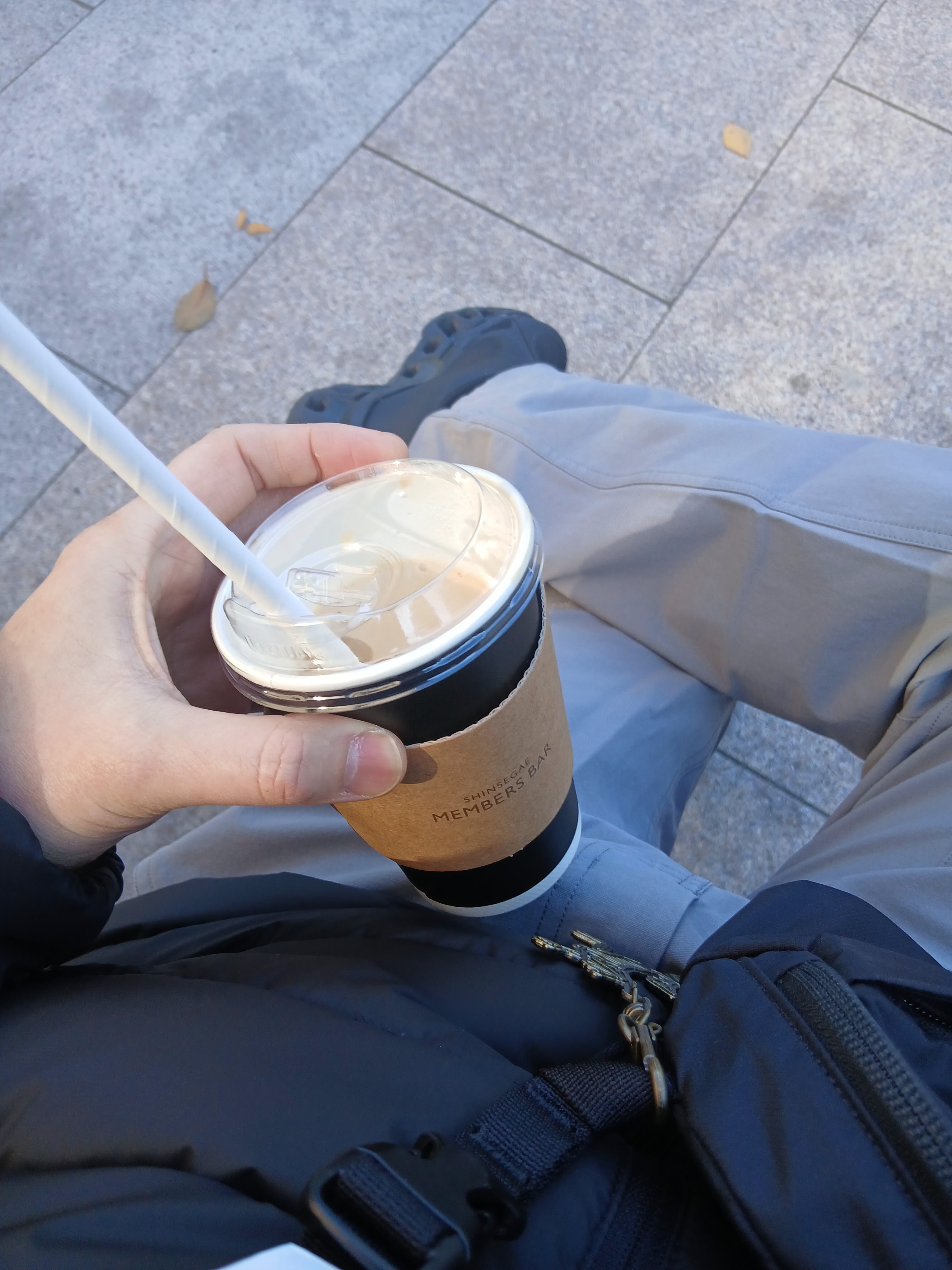 Arc'teryx Bird Word Cap 24K Black, Arc'teryx Kragg Cotton LS T-Shirt White Light Black 착용 스타일 - 4