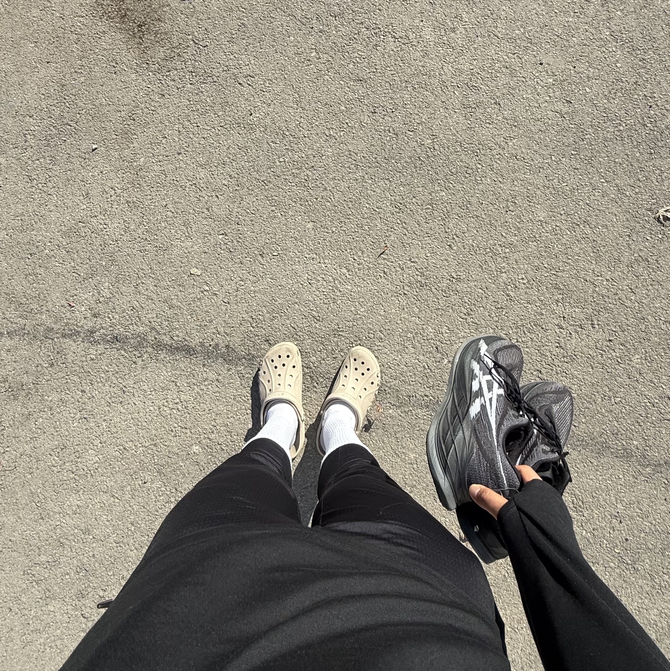 Crocs Classic Clog Bone, Asics Superblast 2 Black White 착용 스타일