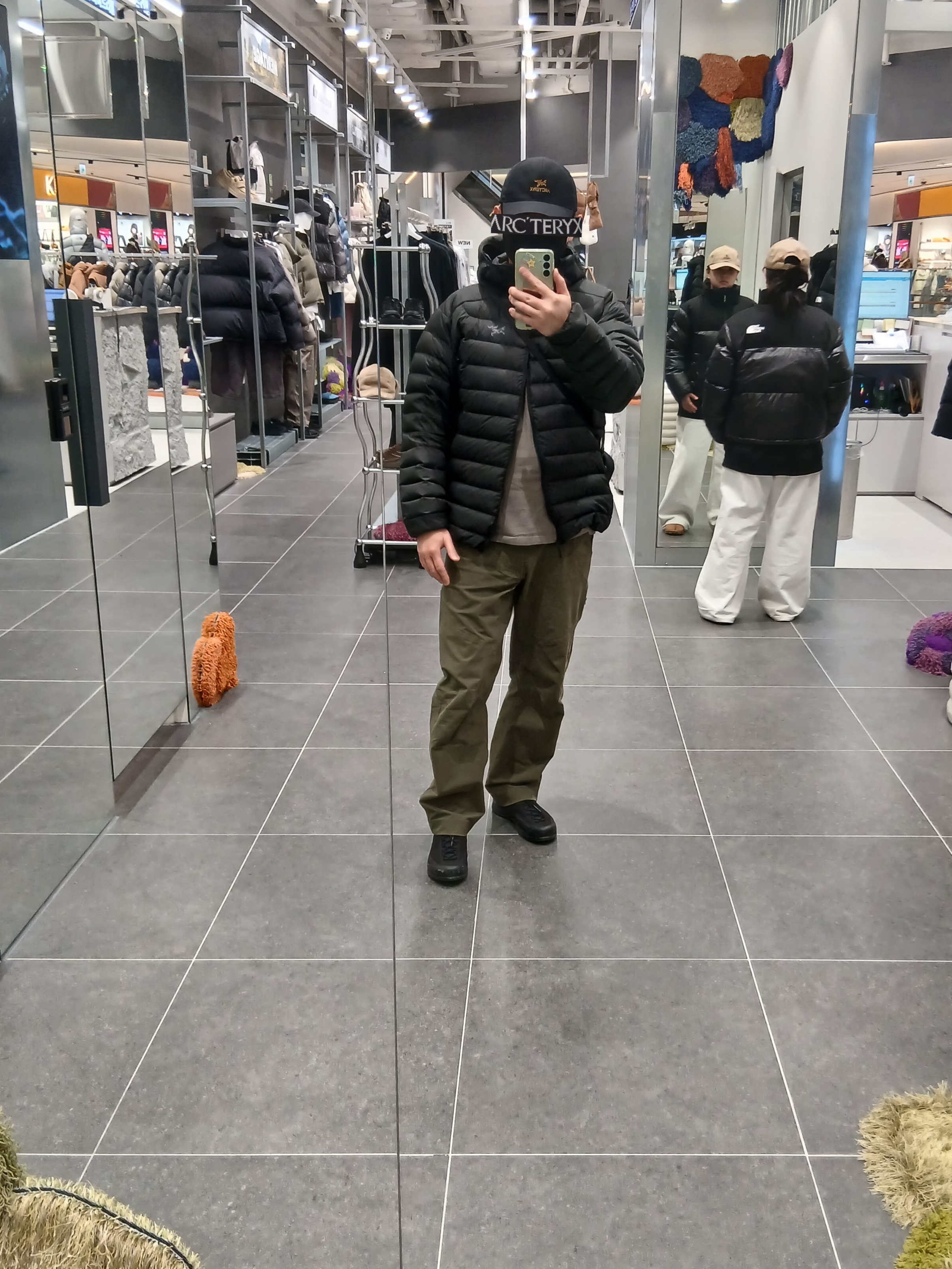 Arc'teryx Bird Word Cap 24K Black, Arc'teryx Heliad 6 Crossbody Bag Black 착용 스타일 - 3