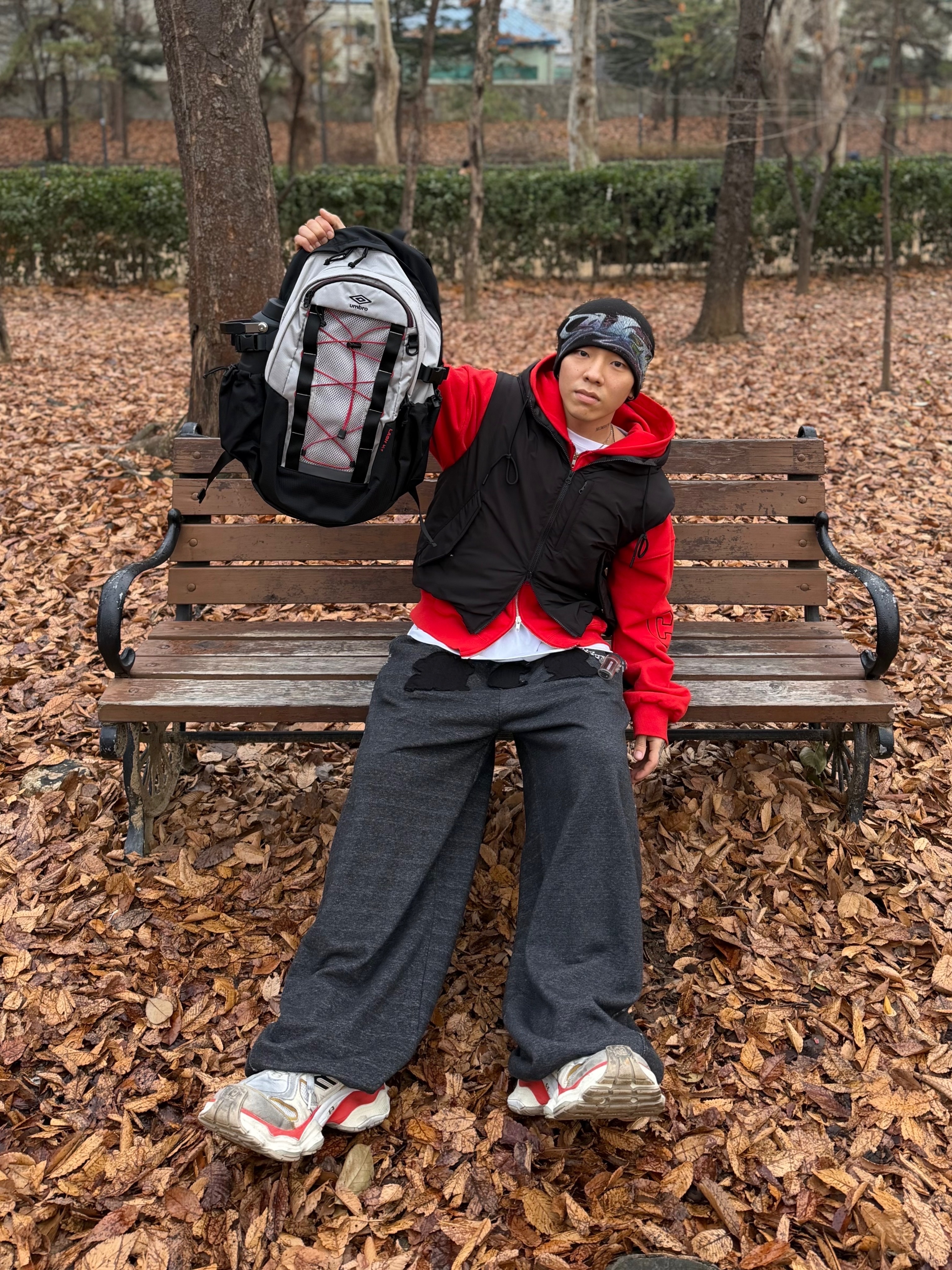 Balenciaga Cargo Sneakers Beige Grey Red 착용 스타일 - 2