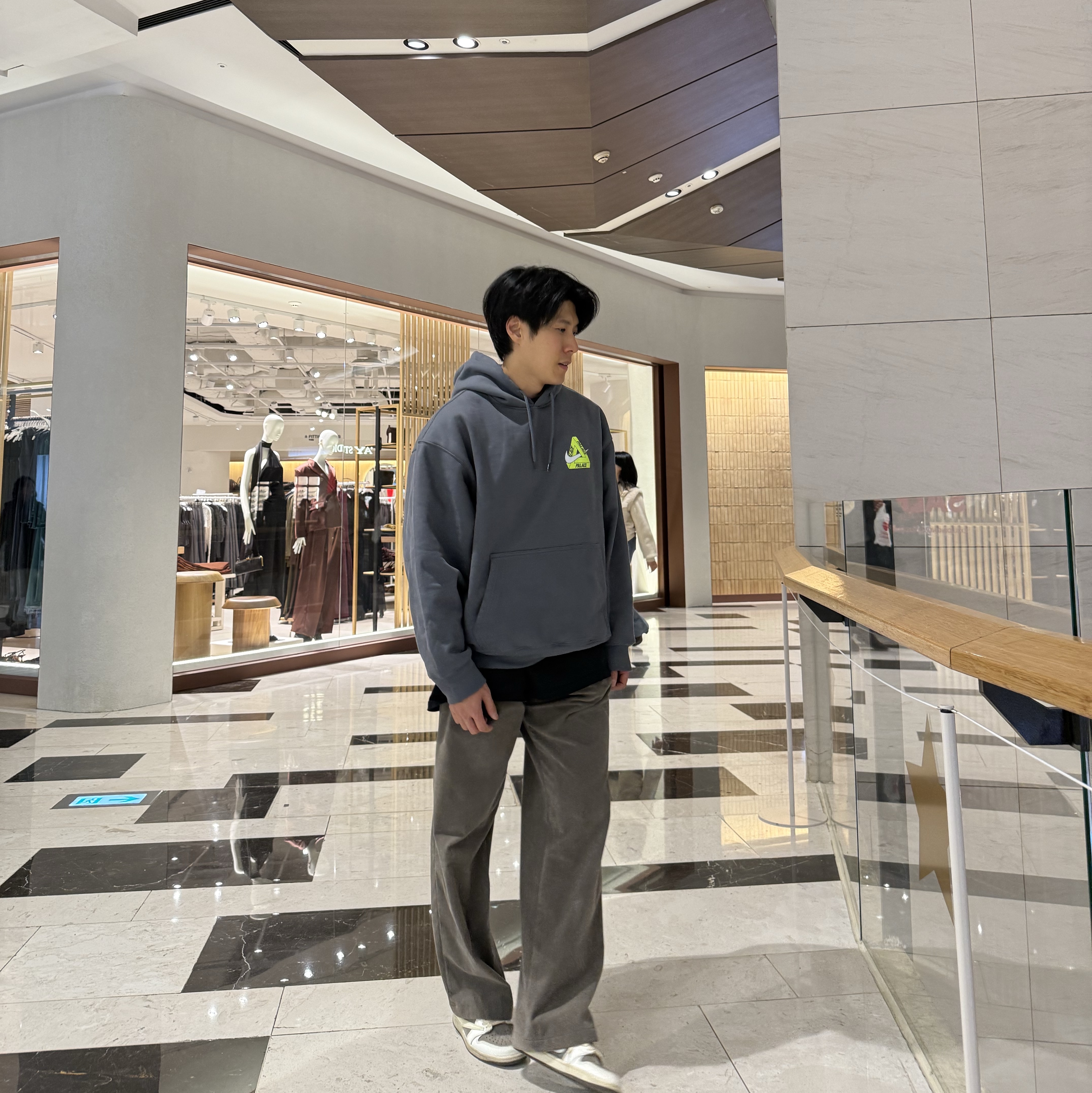Palace x Nike Tri Swoosh Hood Charcoal - 25FW, Jordan 1 x Travis Scott Retro Low OG SP Sail and Ridgerock 착용 스타일 - 5