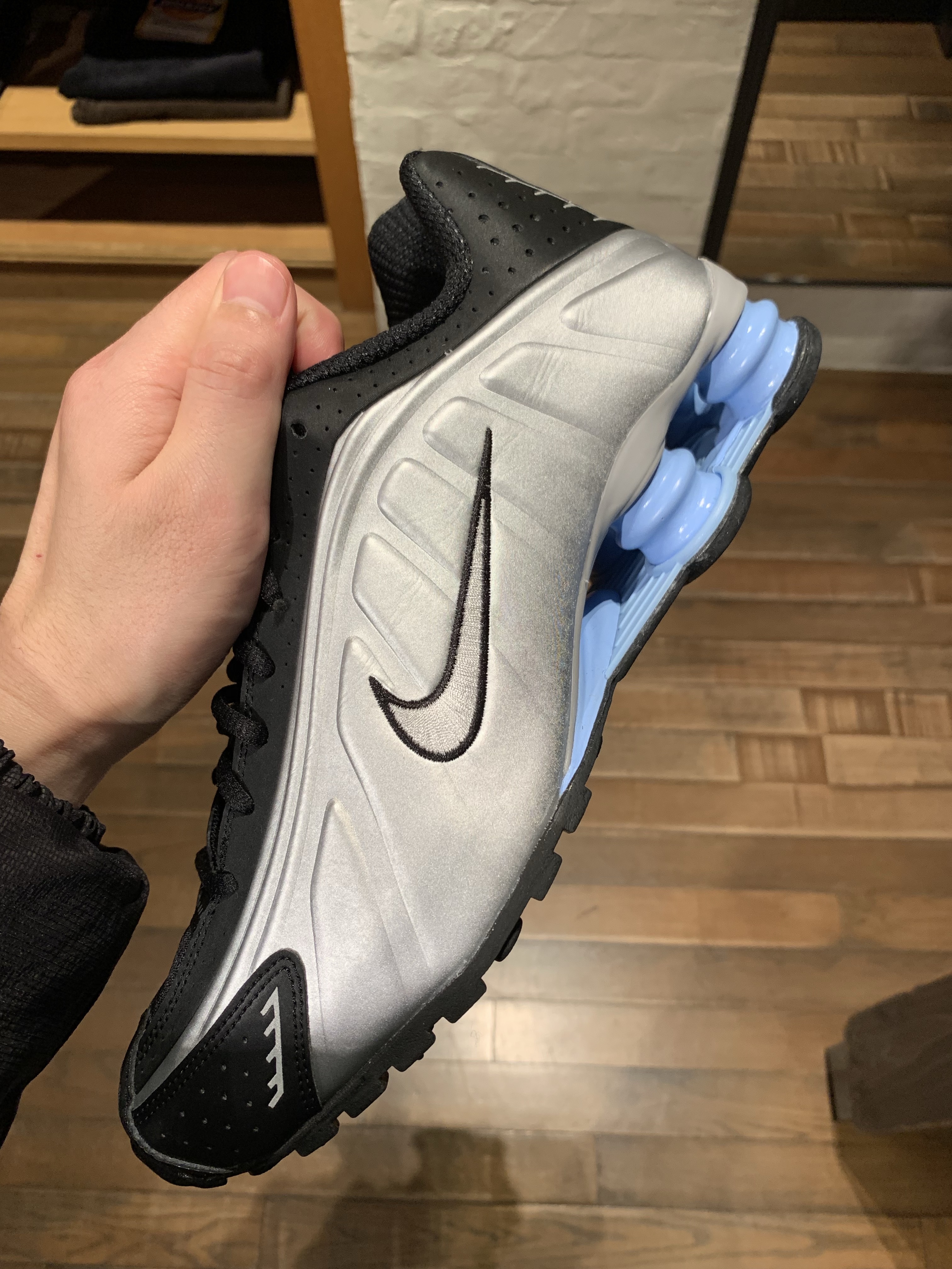 Nike Shox R4 Metallic Silver Black 착용 스타일