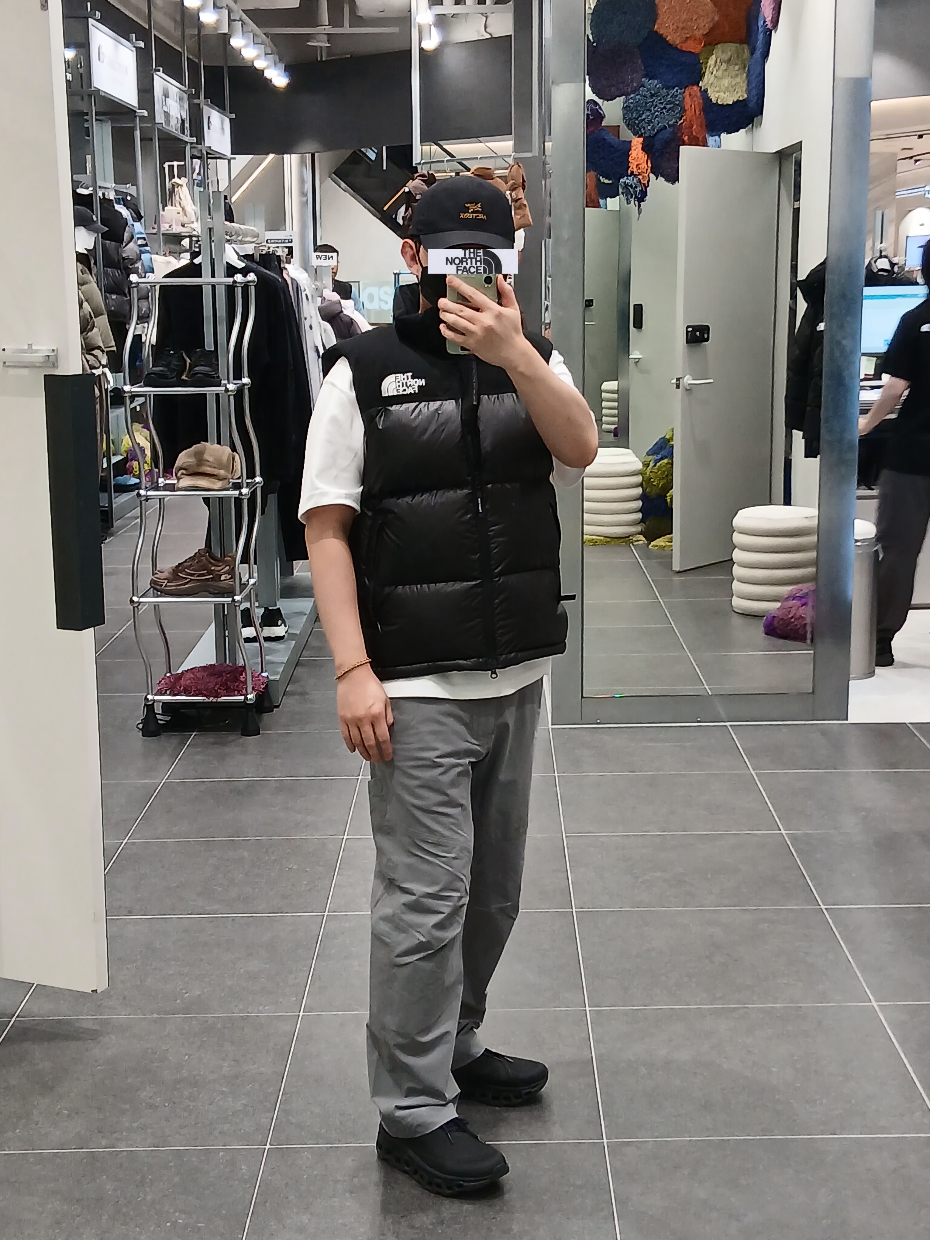 Arc'teryx Bird Word Cap 24K Black, IAB Studio T-Shirt White Gray 착용 스타일 - 3