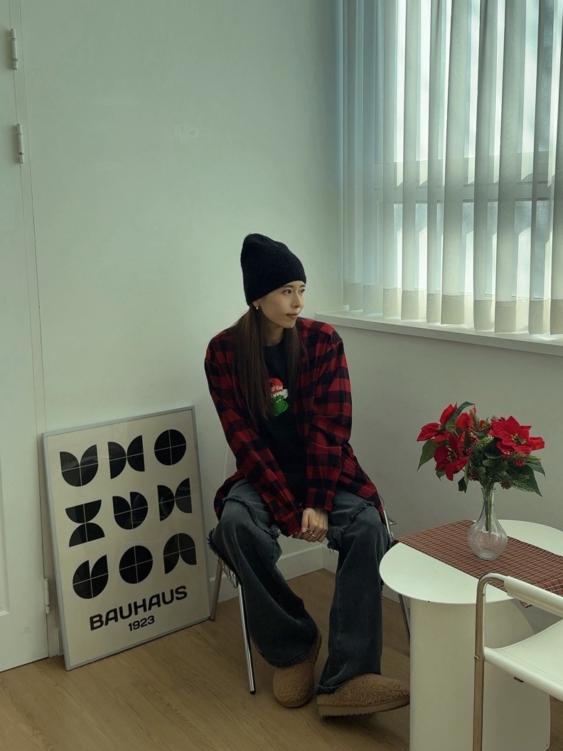 Supreme Grinch T-Shirt Black - 24FW, (W) UGG Maxi Curly Tasman Slipper Chestnut 착용 스타일 - 4