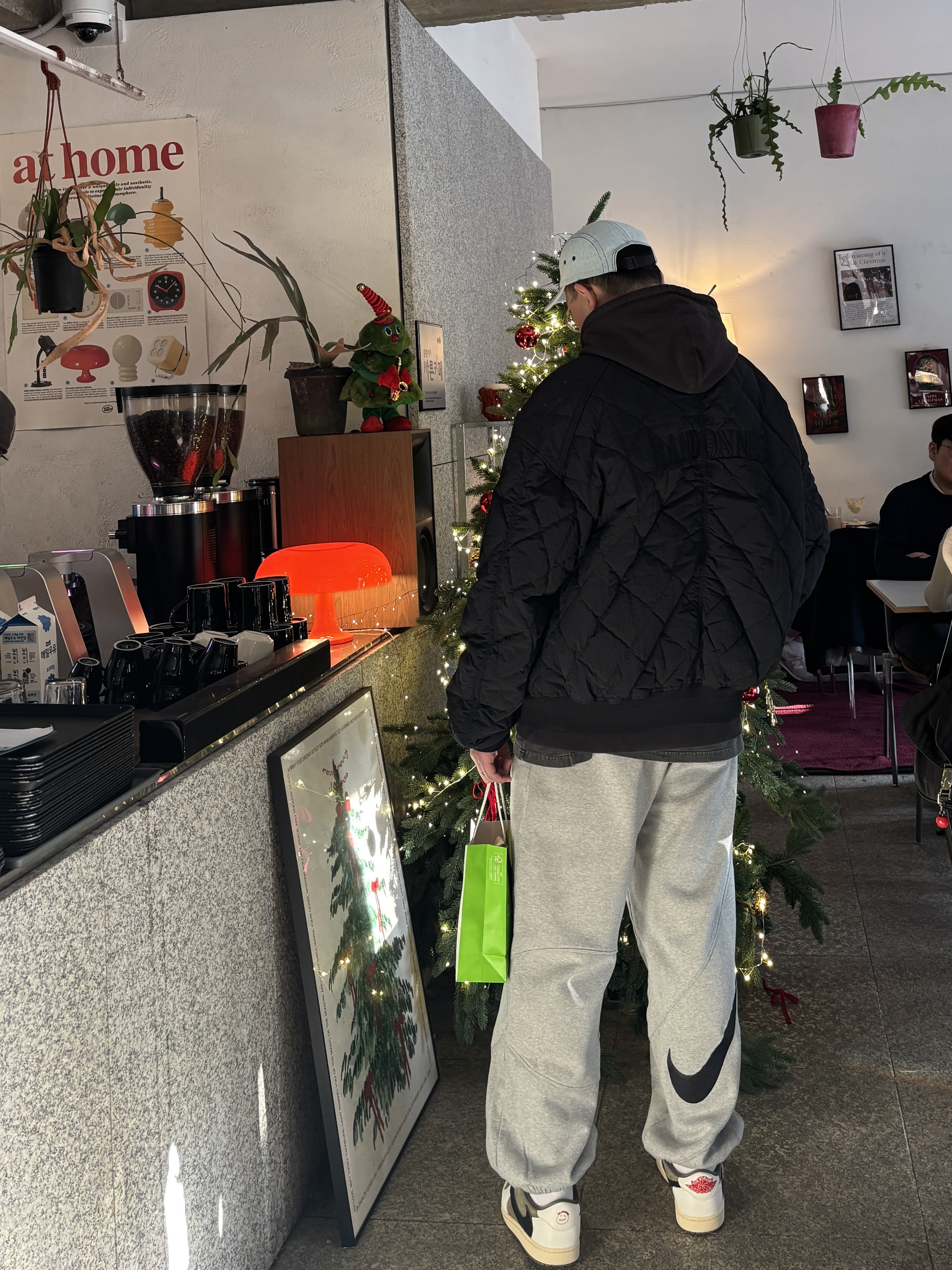Supreme x Nike Sweatpant Heather Grey - 25SS, Supreme Denim Camp Cap Washed Blue - 22FW 착용 스타일