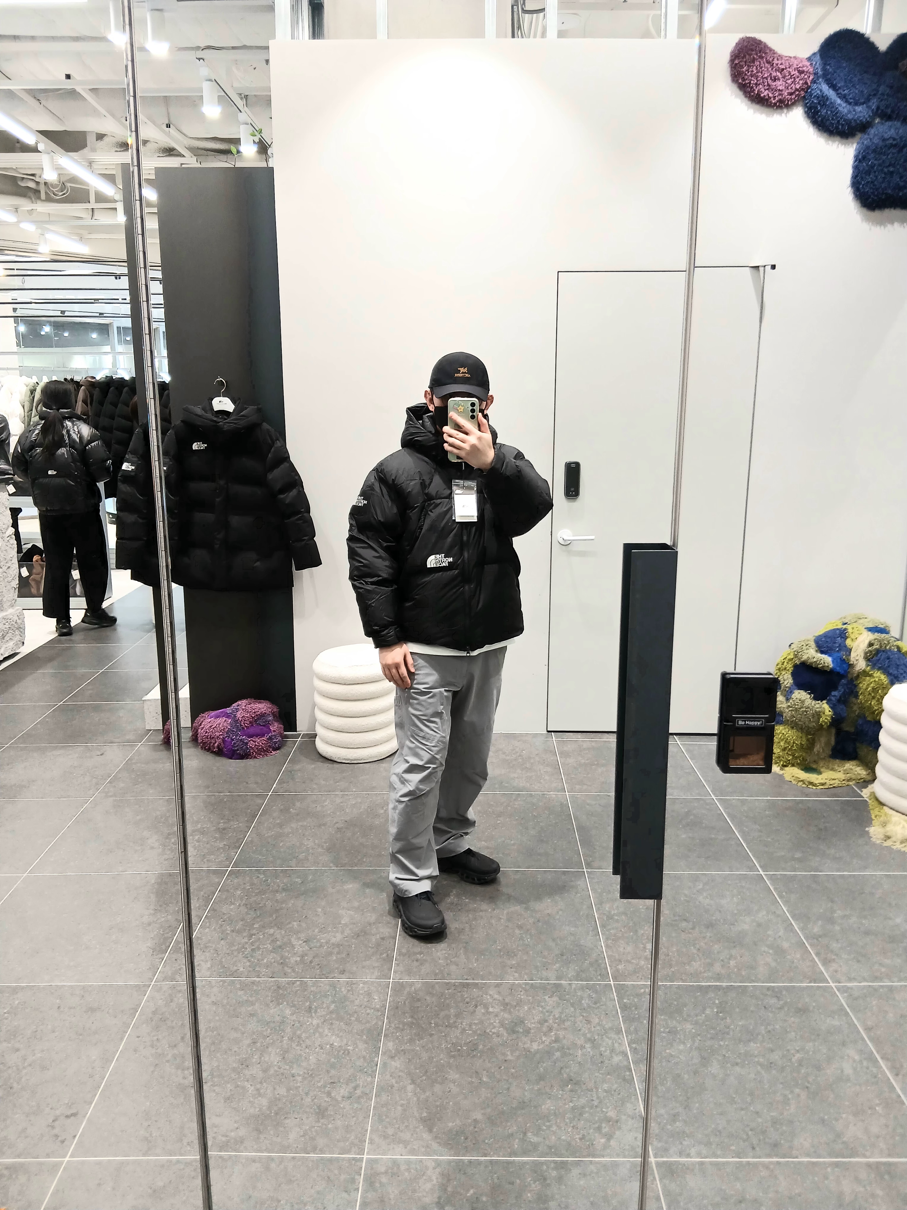 Arc'teryx Bird Word Cap 24K Black, IAB Studio T-Shirt White Gray 착용 스타일 - 4