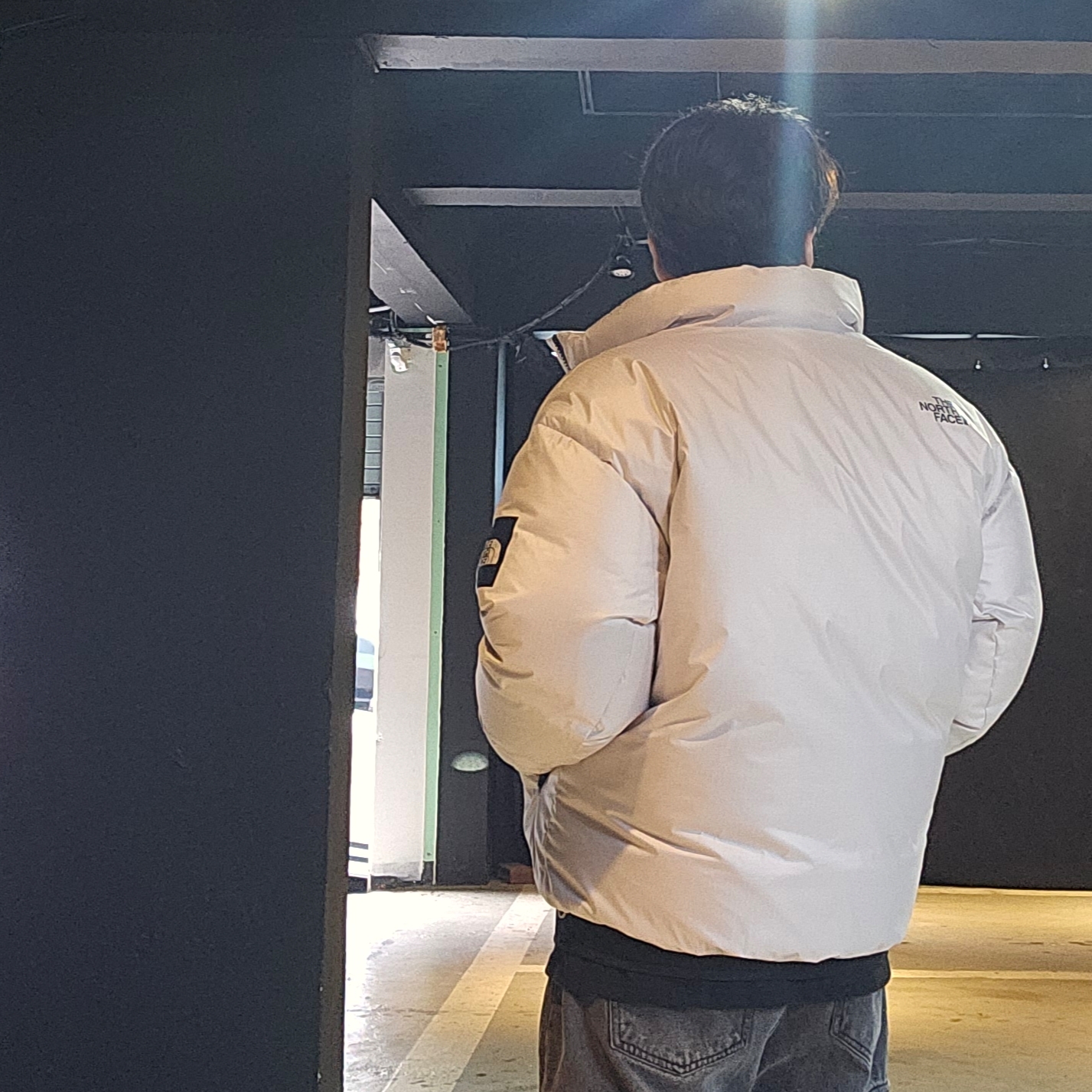 The North Face White Label Glossy Down Jacket White Sand 착용 스타일