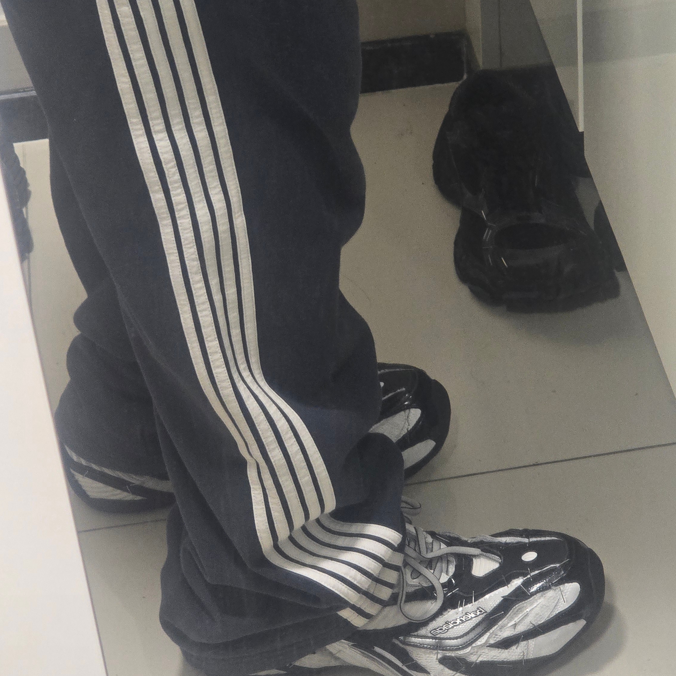 Balenciaga Stapler Sneaker Black 착용 스타일 - 3