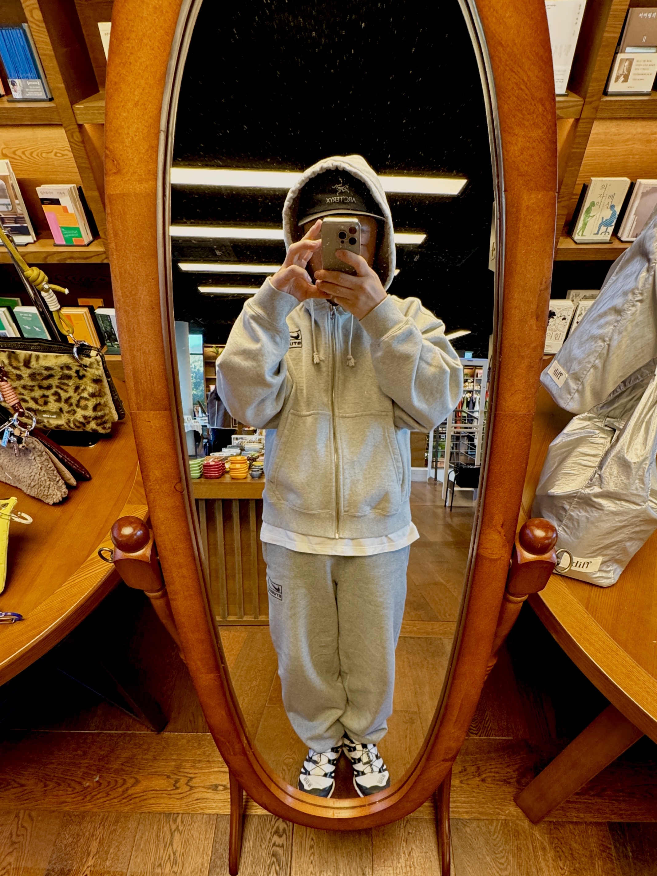 Nike x Stussy Full Zip Fleece Hoodie Grey Heather (FJ9181-050), Nike x Stussy Fleece Pants Grey Heather (FN5231-050) 착용 스타일