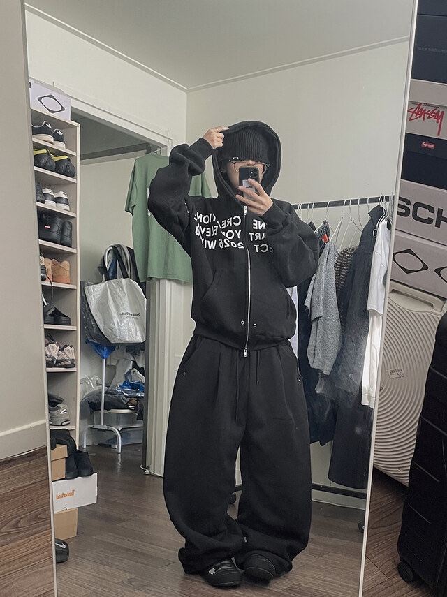 Gentle Monster Rob KC1 Translucent Khaki, The North Face Nuptse Mule Black 착용 스타일 - 2
