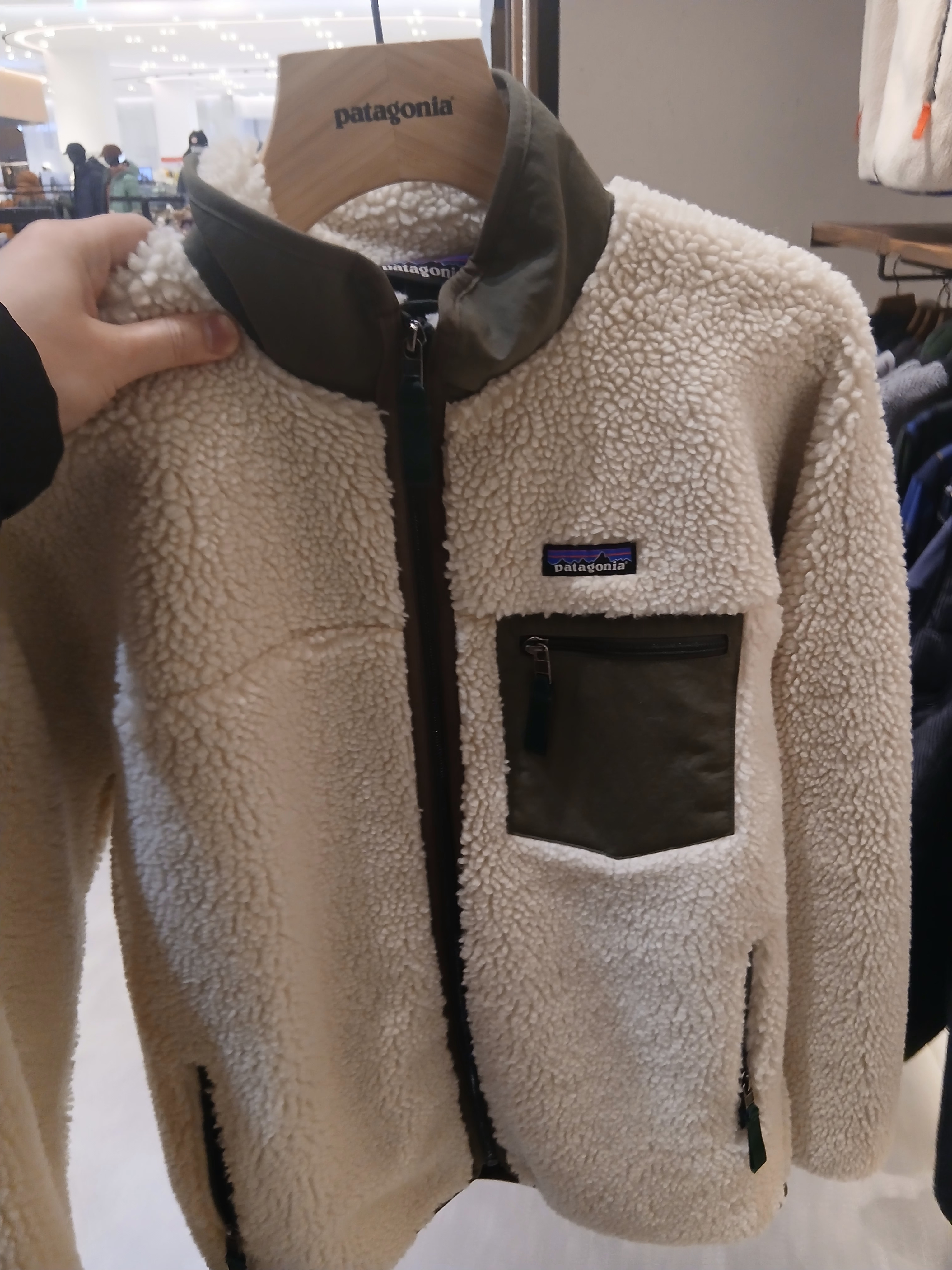 Patagonia Synchilla Snap-T Fleece Pullover Oatmeal Heather, Patagonia Classic Retro-X Fleece Jacket Dark Natural 착용 스타일 - 3