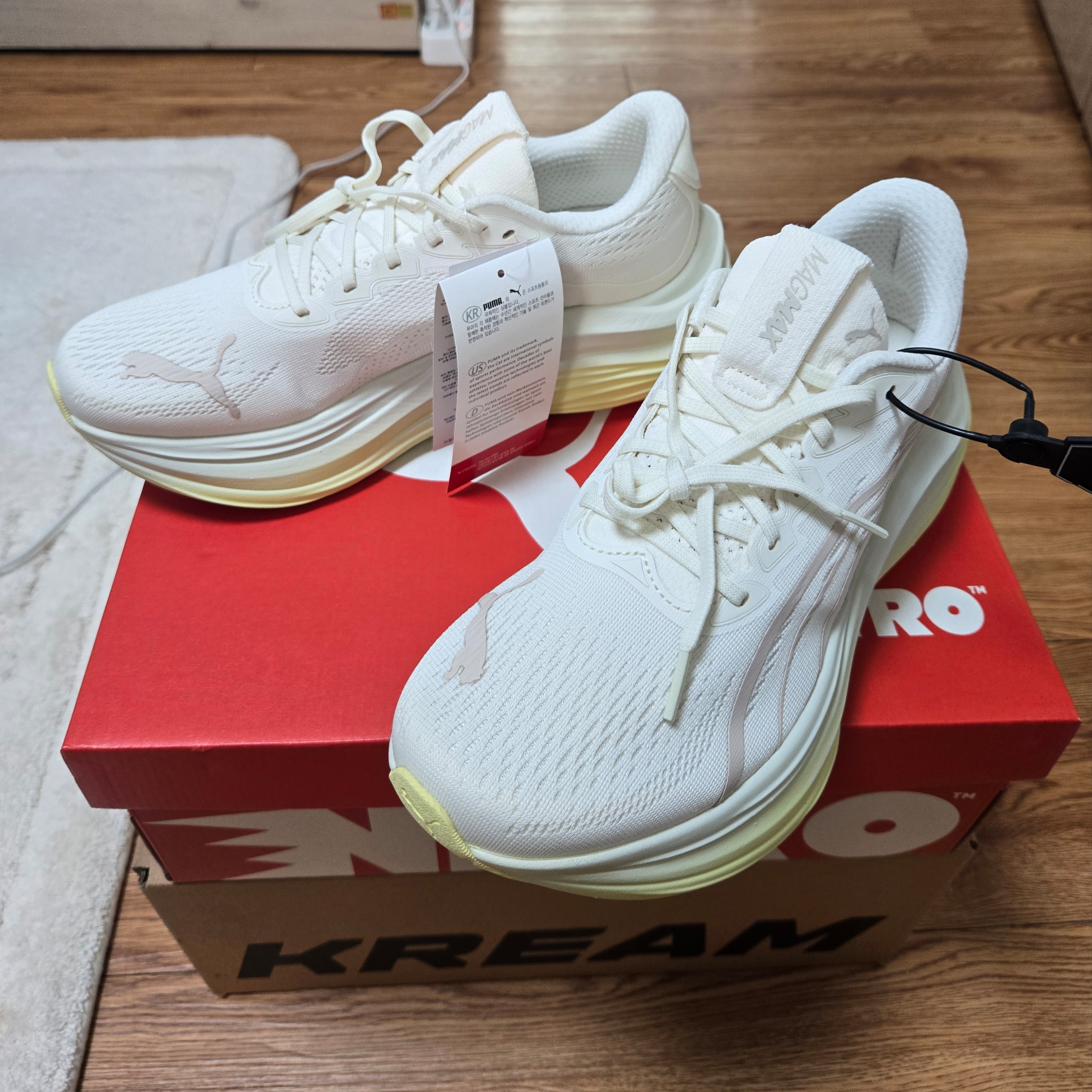 Puma Magmax Nitro Warm White Gold Moon 착용 스타일 - 2