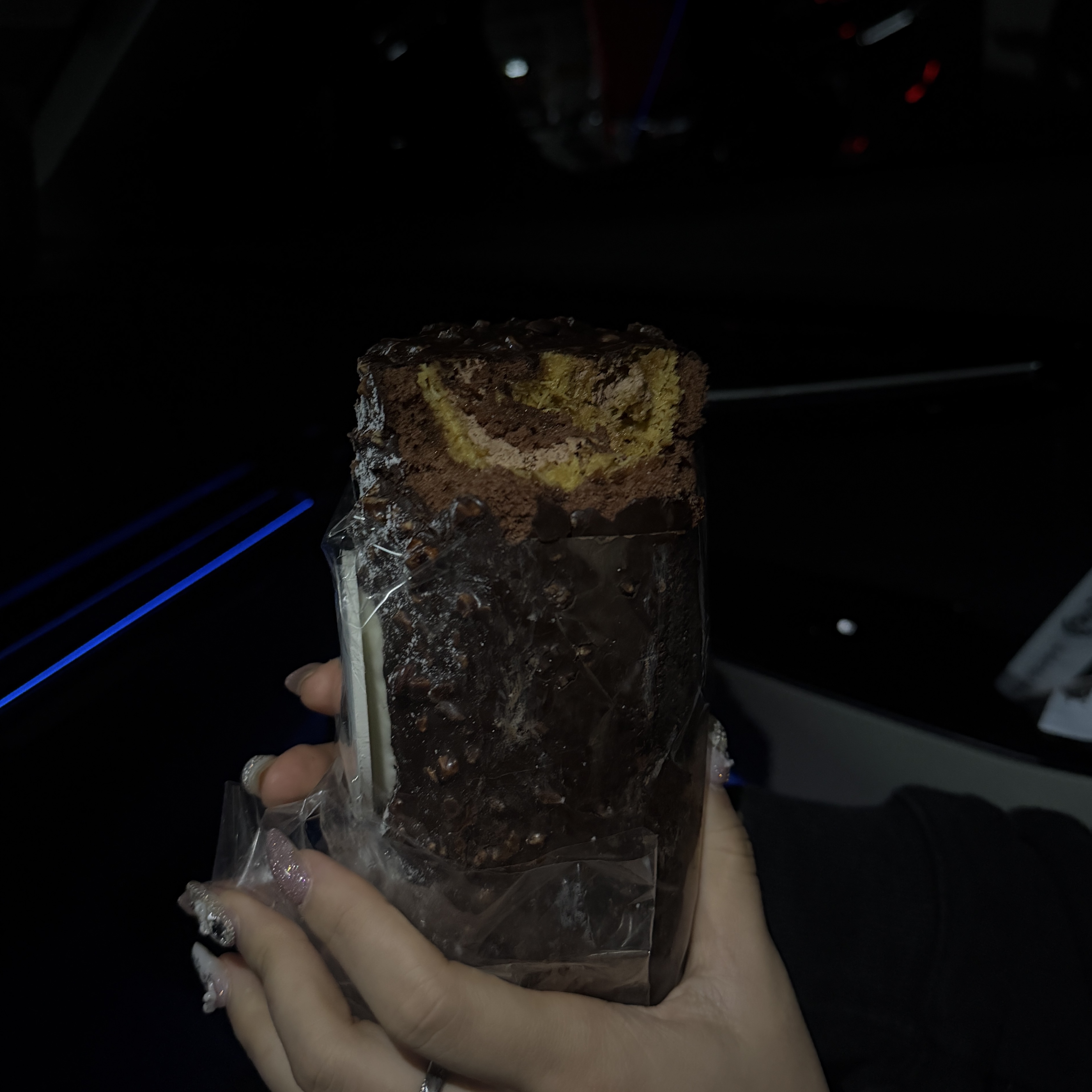 [KREAM 단독] tongtonge Dubai Style Chocolate Roll Cake 착용 스타일 - 2