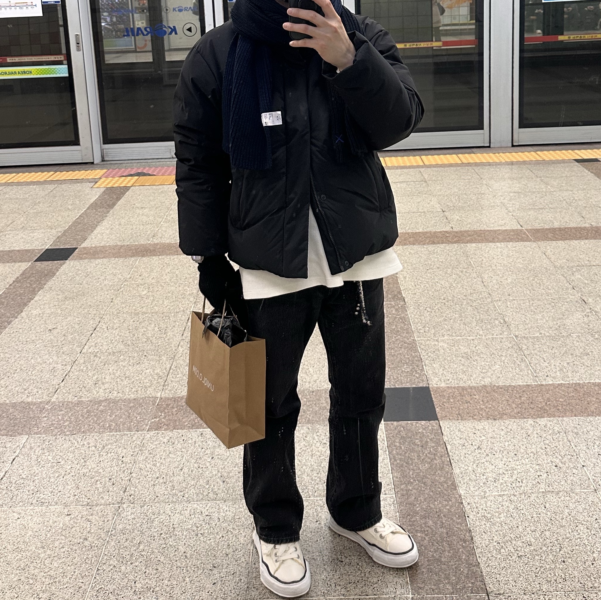Uniqlo Seamless Down Jacket Black - JP, Uniqlo x Kaws Heattech Knit Scarf Navy 착용 스타일
