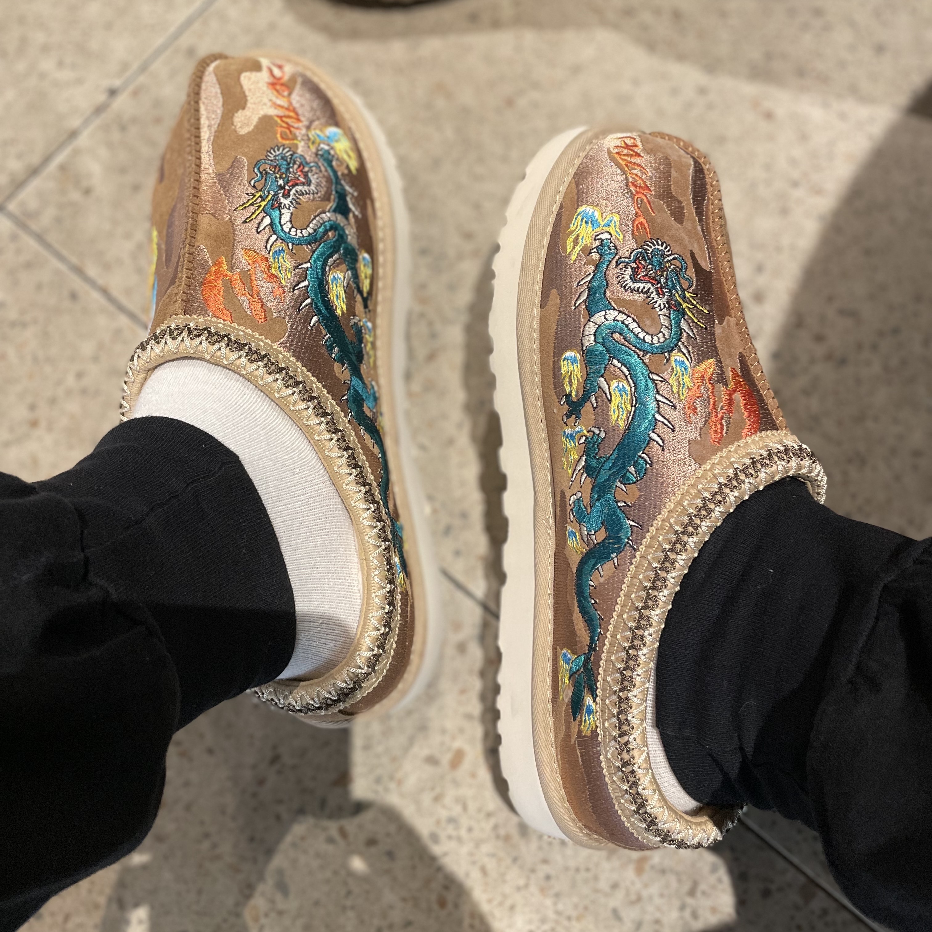 UGG x Palace Tasman Slipper Chestnut Camo 착용 스타일