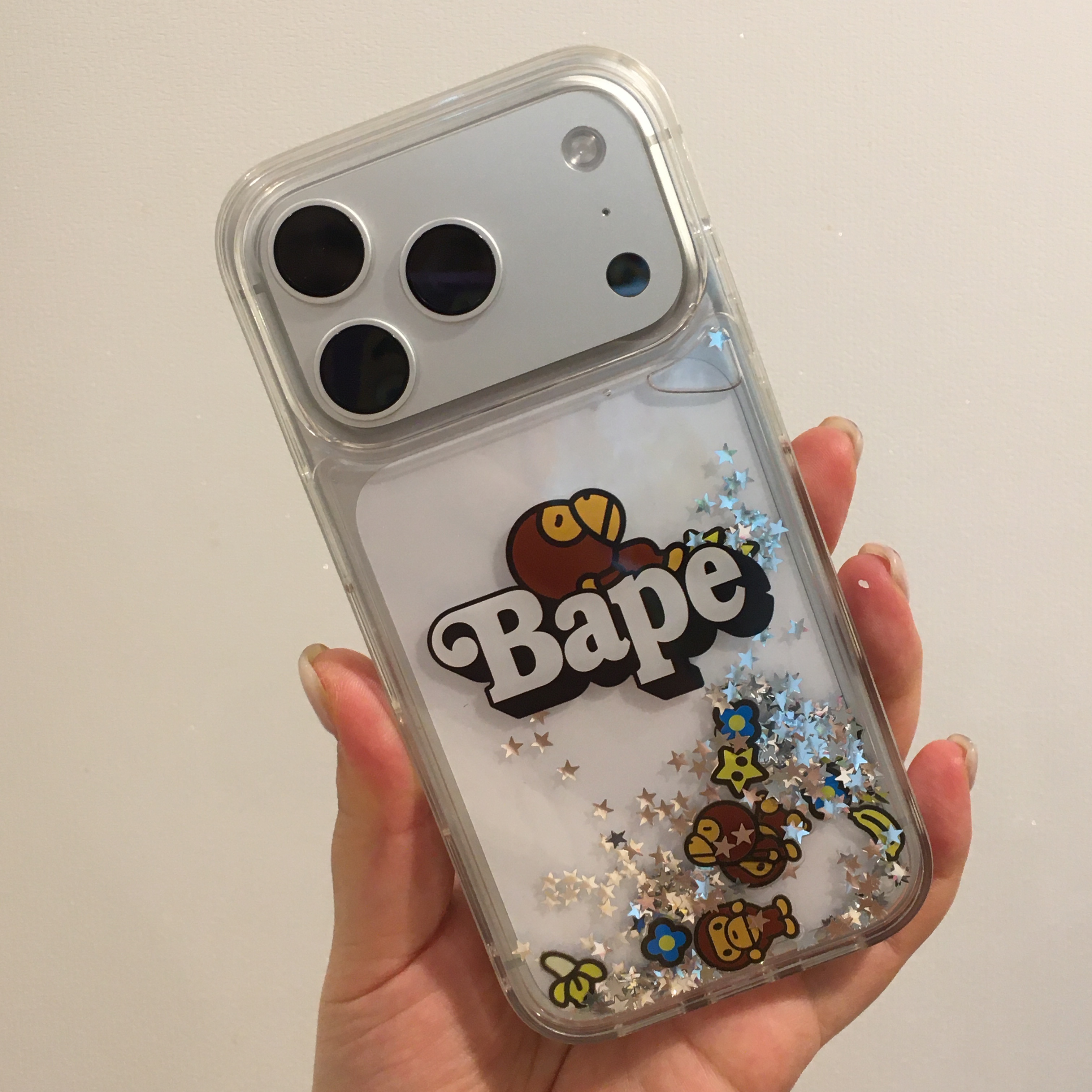 BAPE Baby Milo Glitter iPhone 17 Pro Case Clear 착용 스타일 - 2