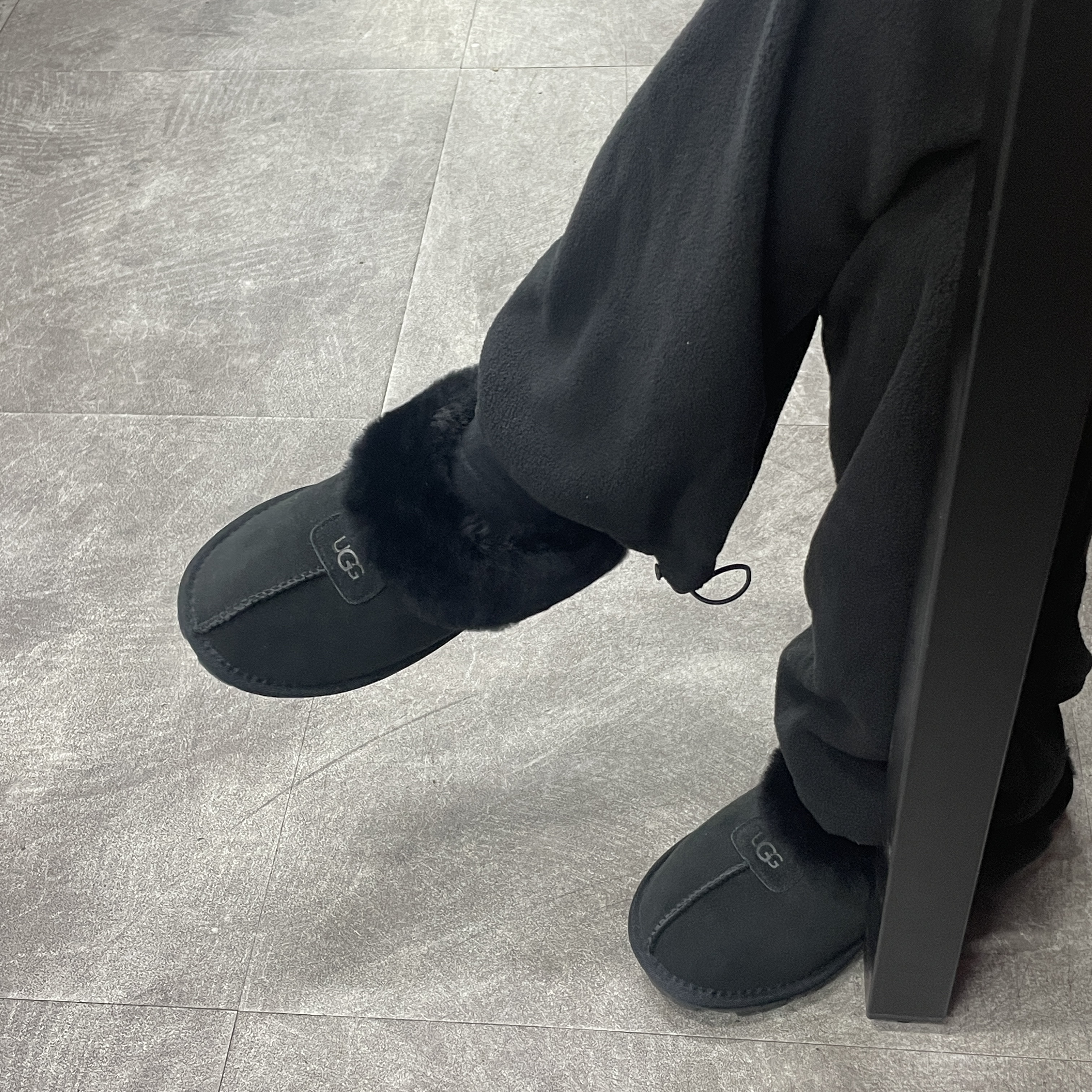 (W) UGG Coquette Slipper Black 착용 스타일