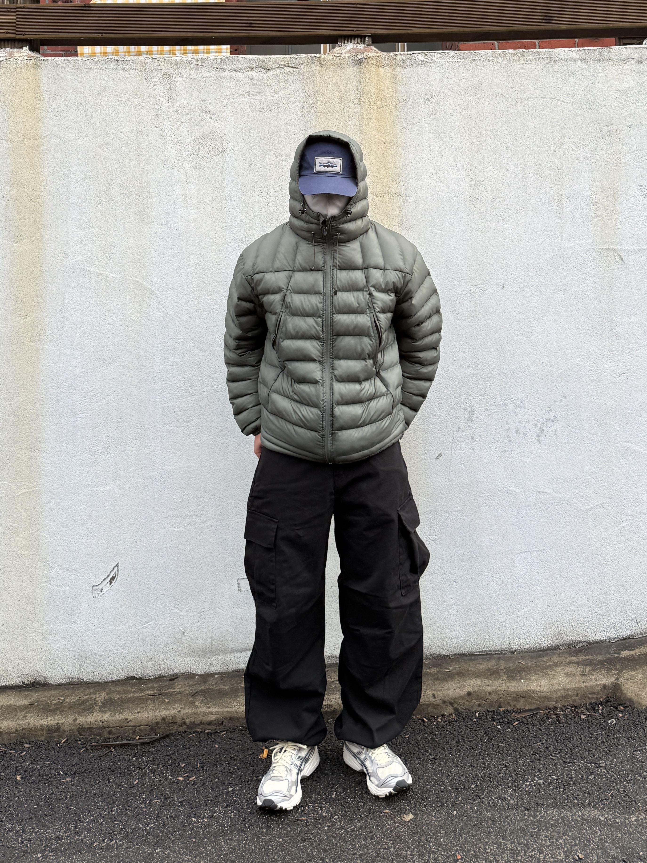 Patagonia P-6 Label Trad Cap Navy, Asics Gel-Kayano 14 Oyster White Steeple Grey 착용 스타일 - 1