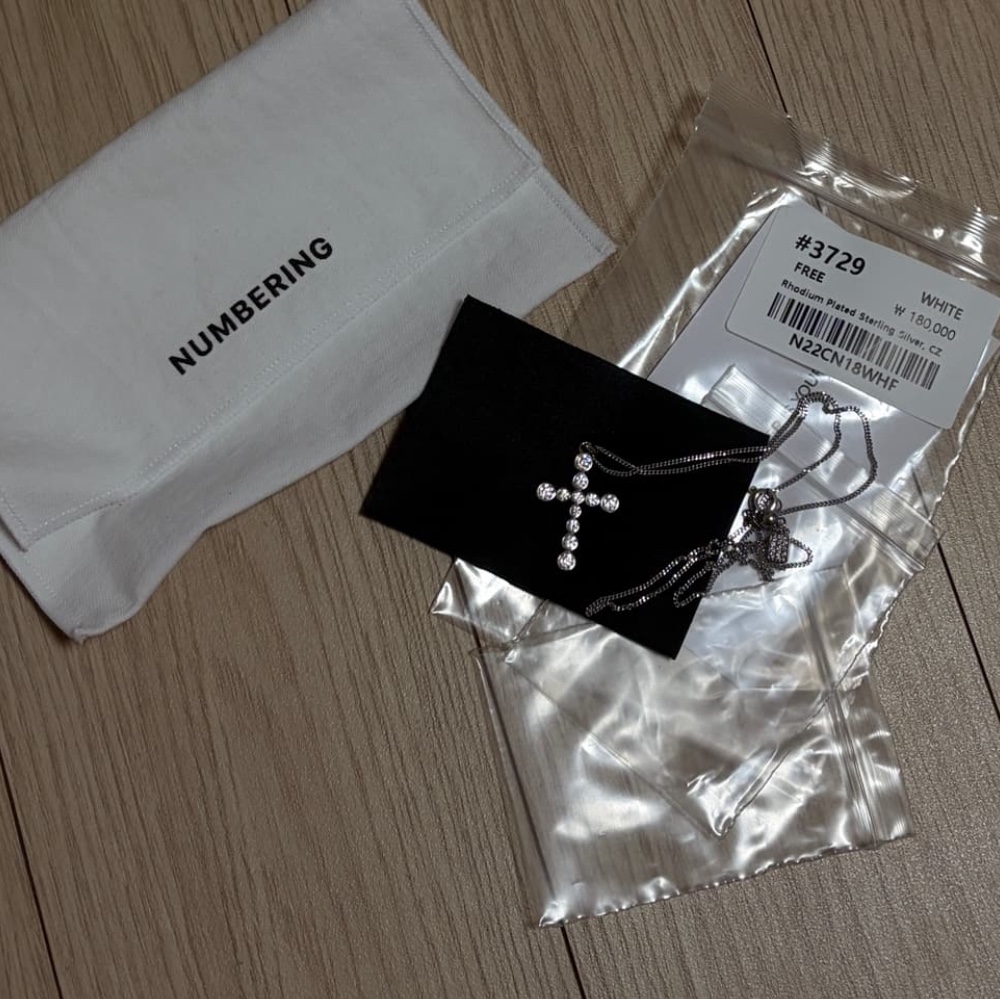 NUMBERING #3729 Round Brilliant Gradient Cross Necklace White 착용 스타일