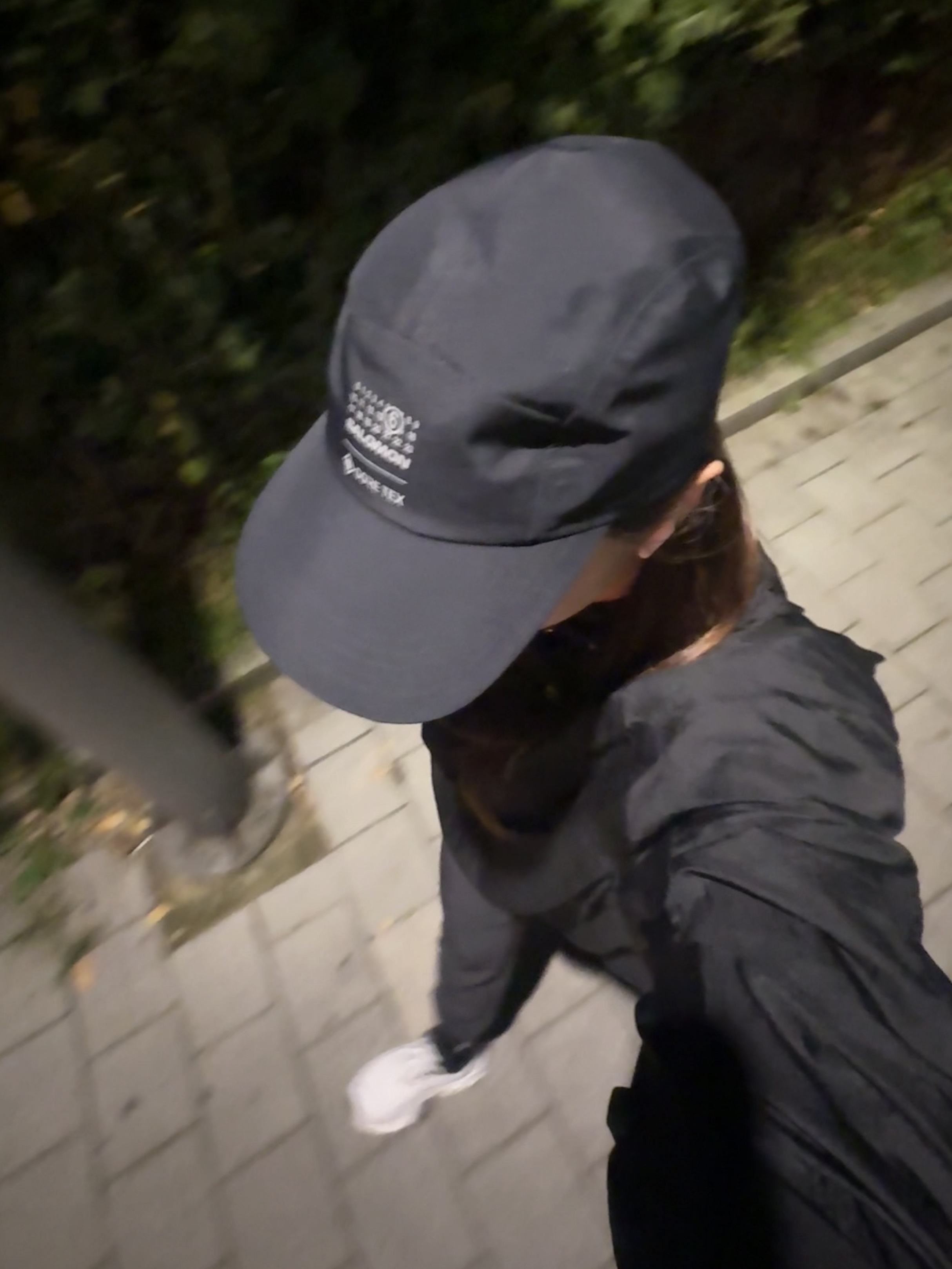 Salomon x MM6 Maison Margiela Cap Deep Black, Patagonia Torrentshell 3L Jacket Forge Grey 착용 스타일 - 1