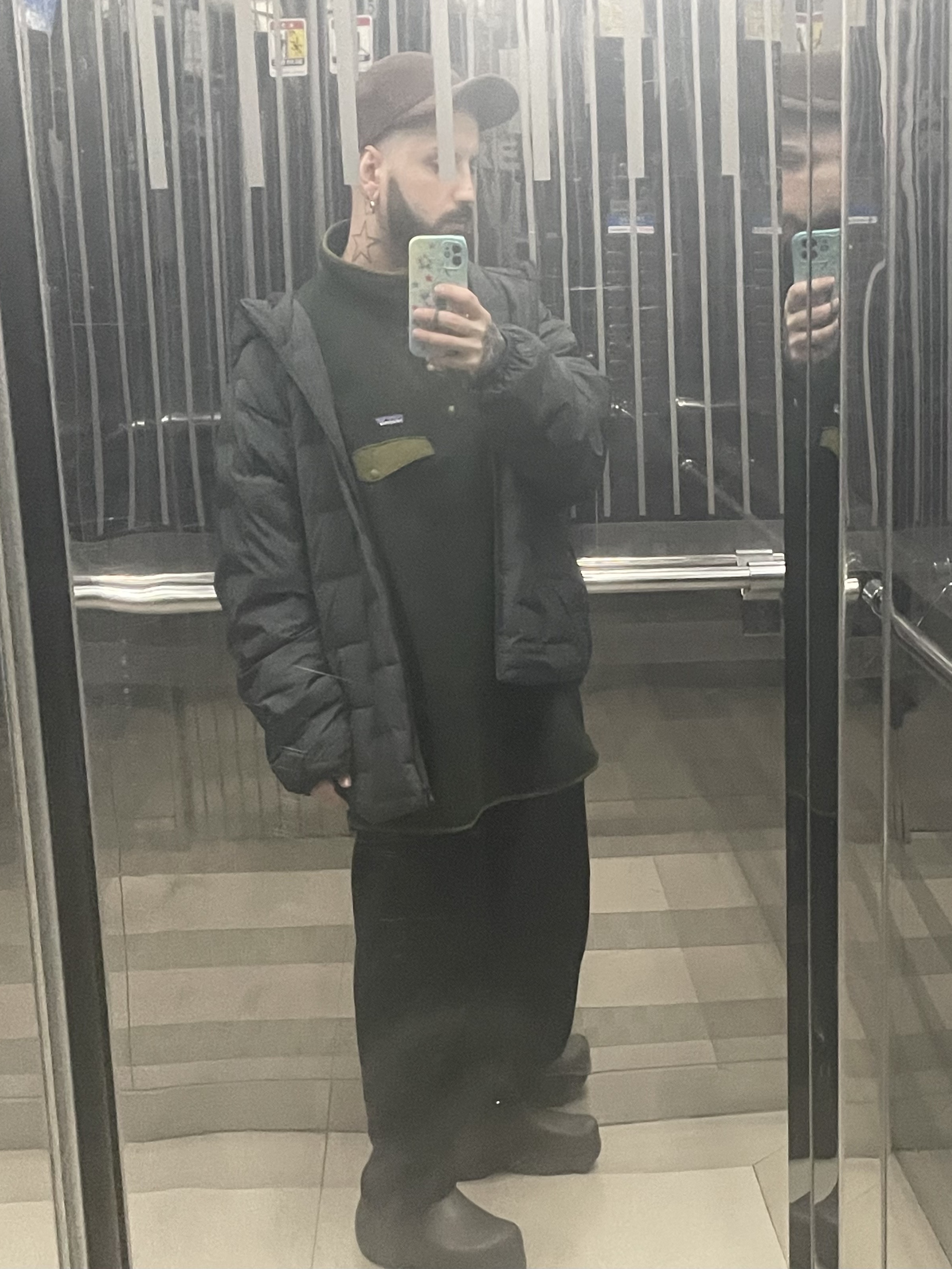 Patagonia Lightweight Synchilla Snap-T Fleece Pullover Old Growth Green, Needles Zipped Sweat Pants Bright Jersey Black 착용 스타일