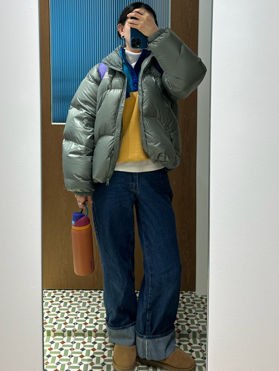 The North Face White Label Wave RDS Down Jacket Khaki, UGG Classic Mini Boots Chestnut 착용 스타일 - 4