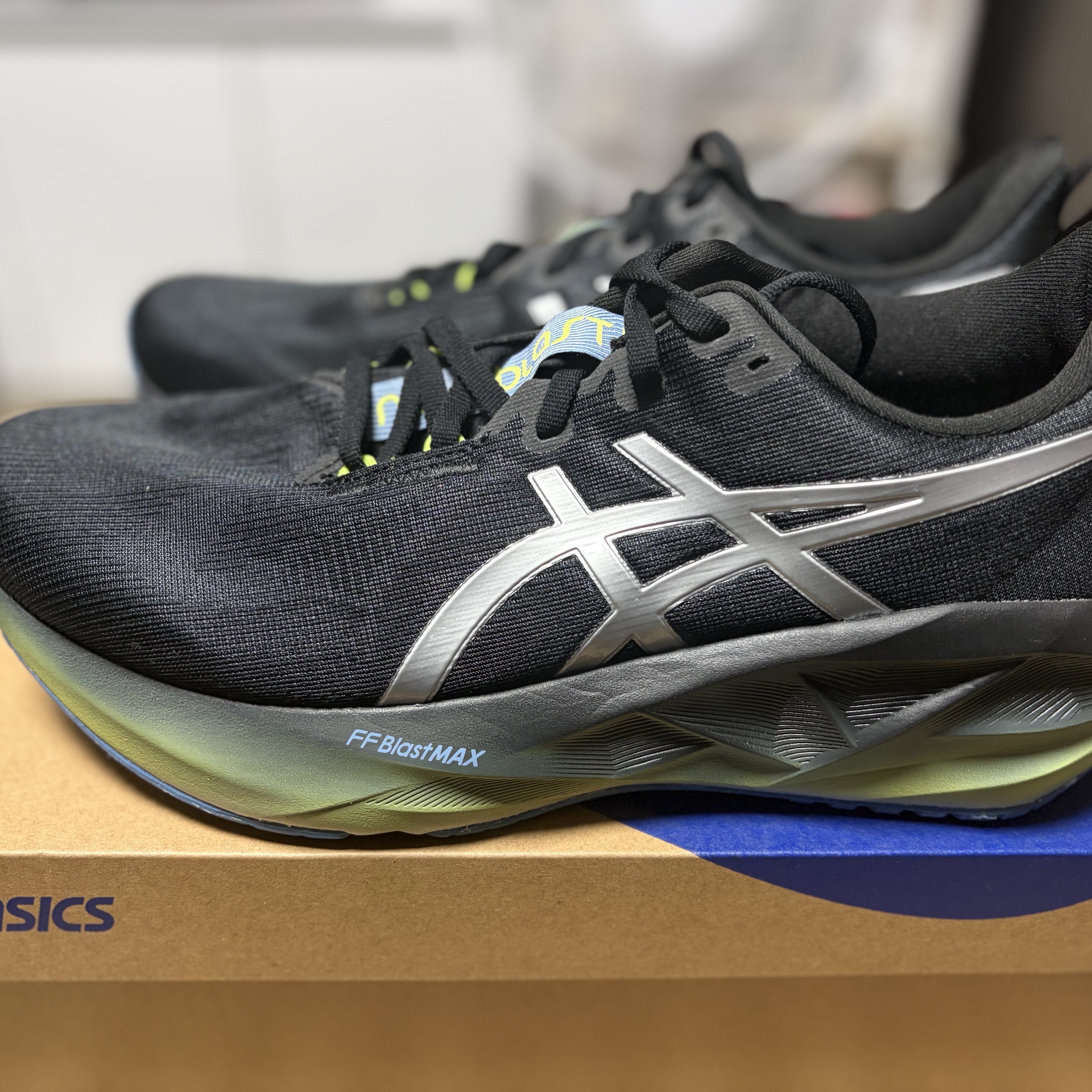 Asics Novablast 5 Luxe Black 착용 스타일 - 1