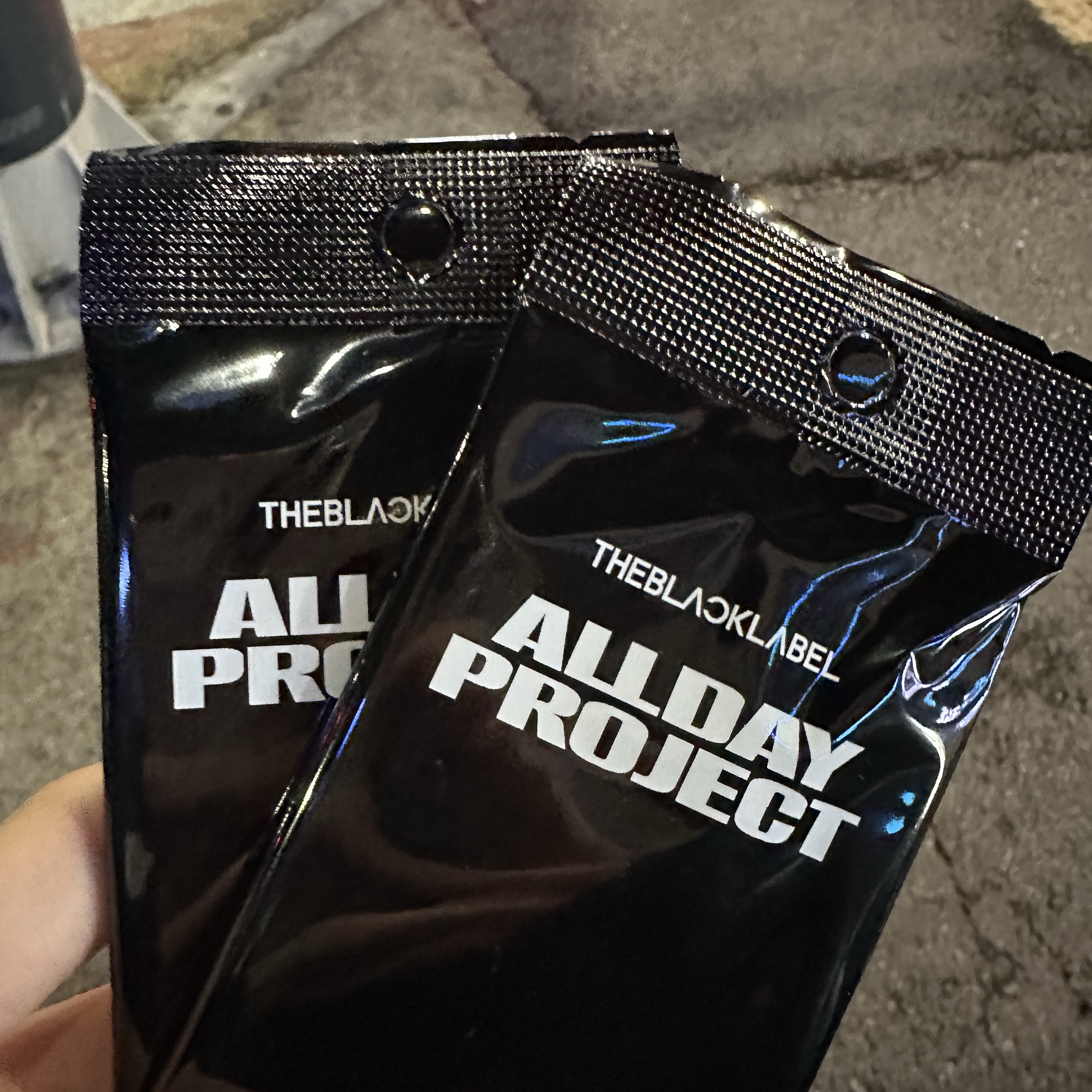 ALLDAY PROJECT TELECA Collection Card 착용 스타일
