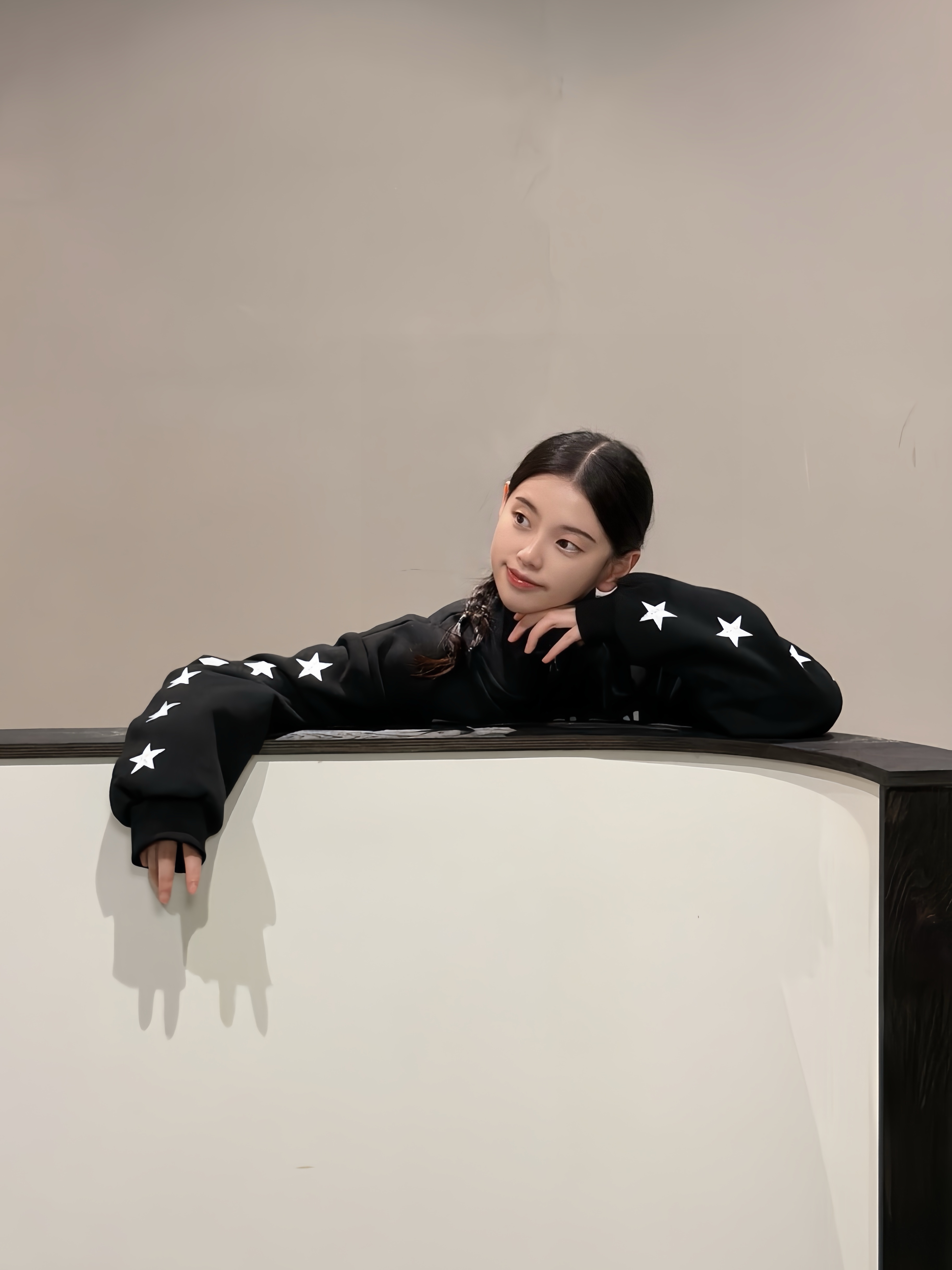 SLOW RECORD HOUSE Typo Star Track Zip-Up_Black 착용 스타일 - 7