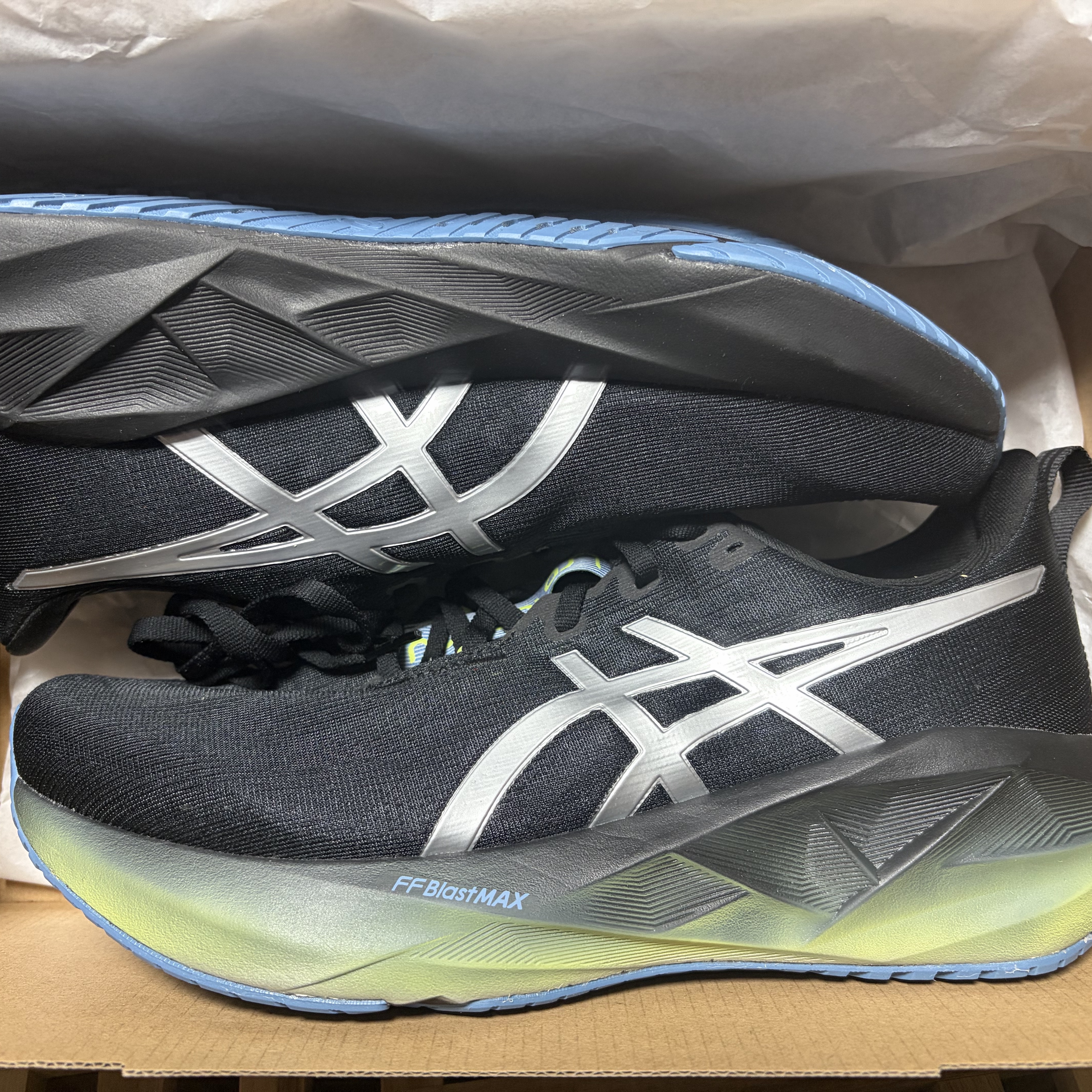 Asics Novablast 5 Luxe Black 착용 스타일 - 2