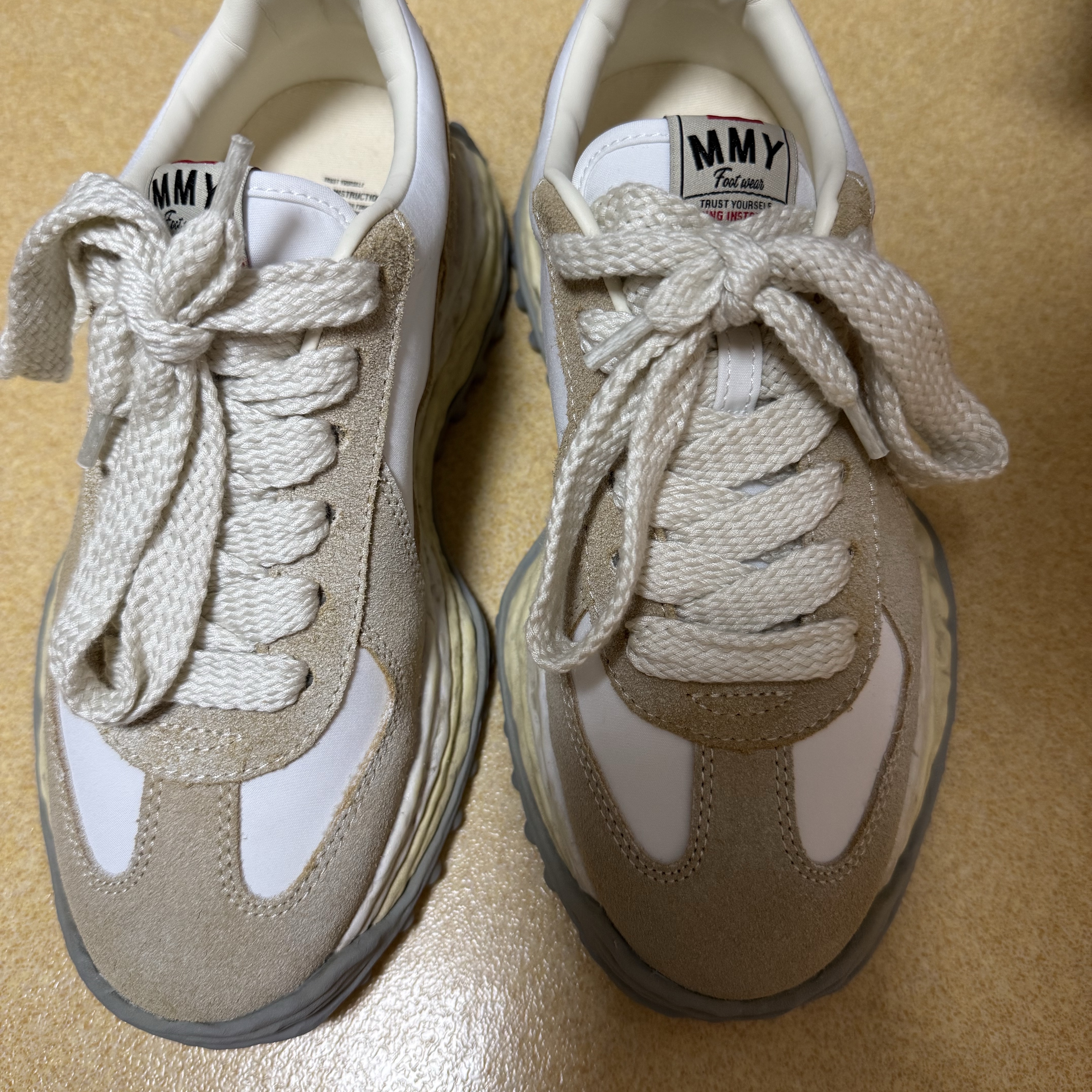 Maison Mihara Yasuhiro Larry OG Sole Vintage Mix Material Low-top Sneakers White 착용 스타일
