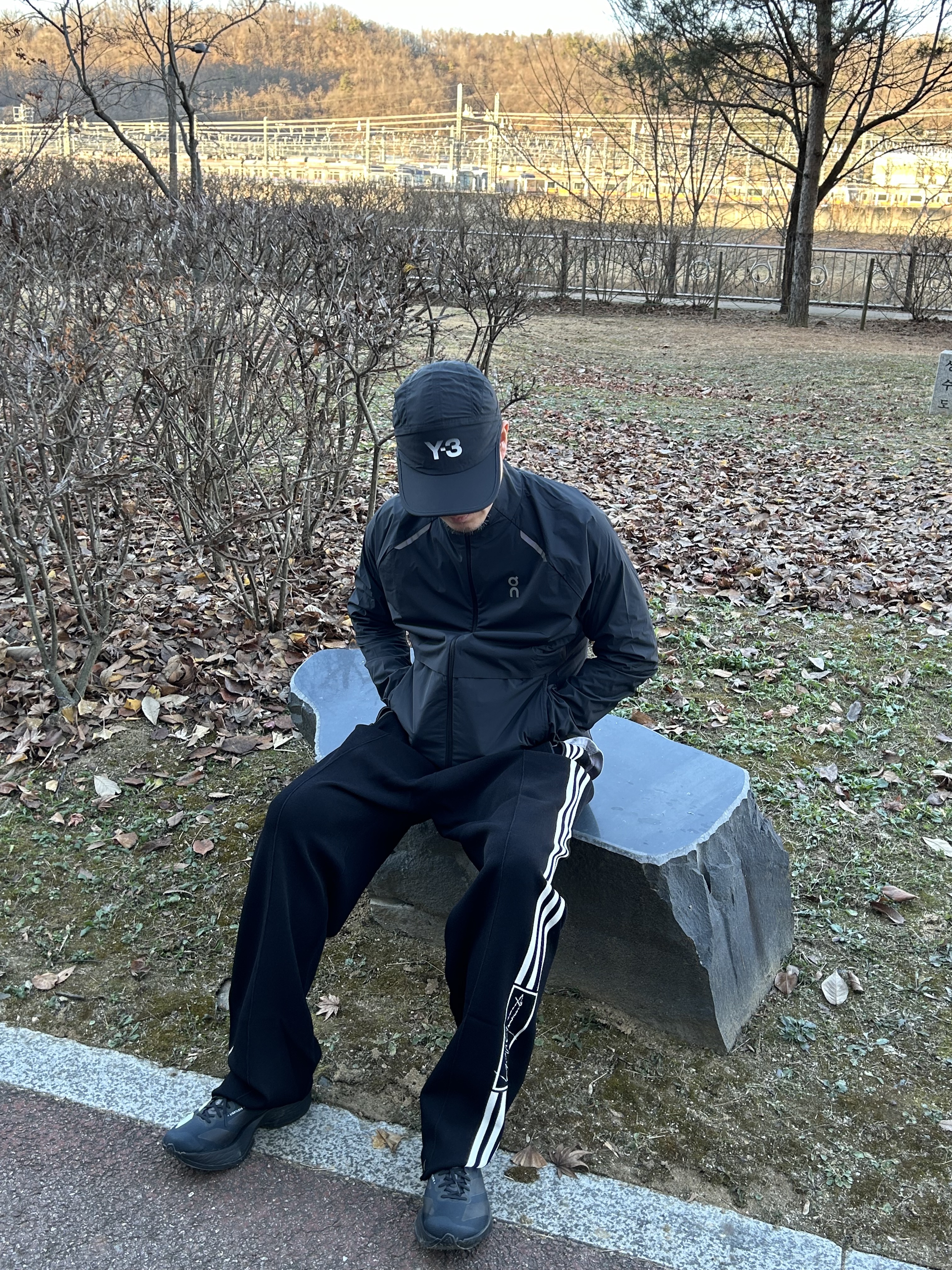 Y-3 Run Cap Black, On Running Insulated Weather Jacket Black 착용 스타일 - 1
