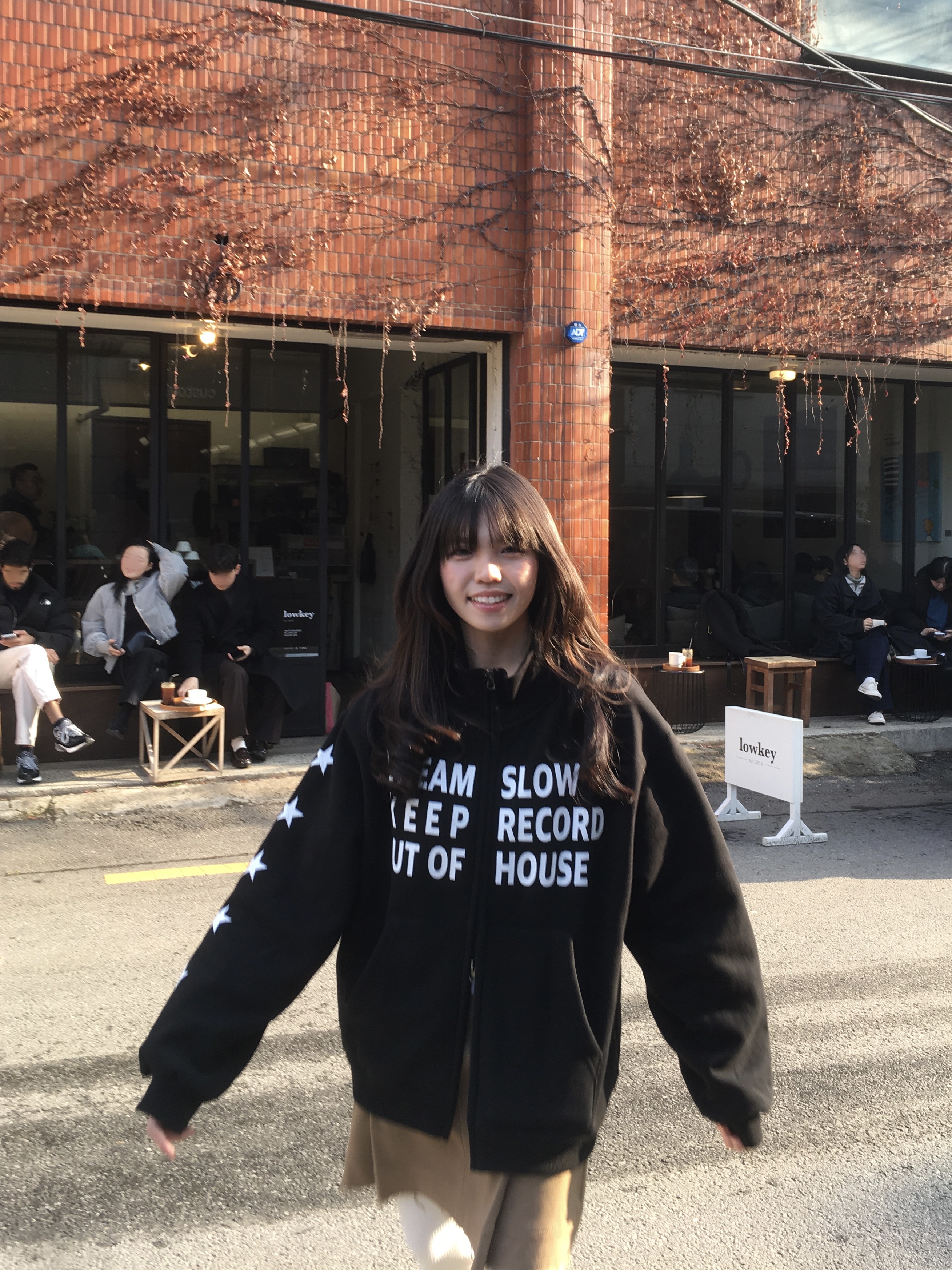 SLOW RECORD HOUSE Typo Star Track Zip-Up_Black 착용 스타일 - 2