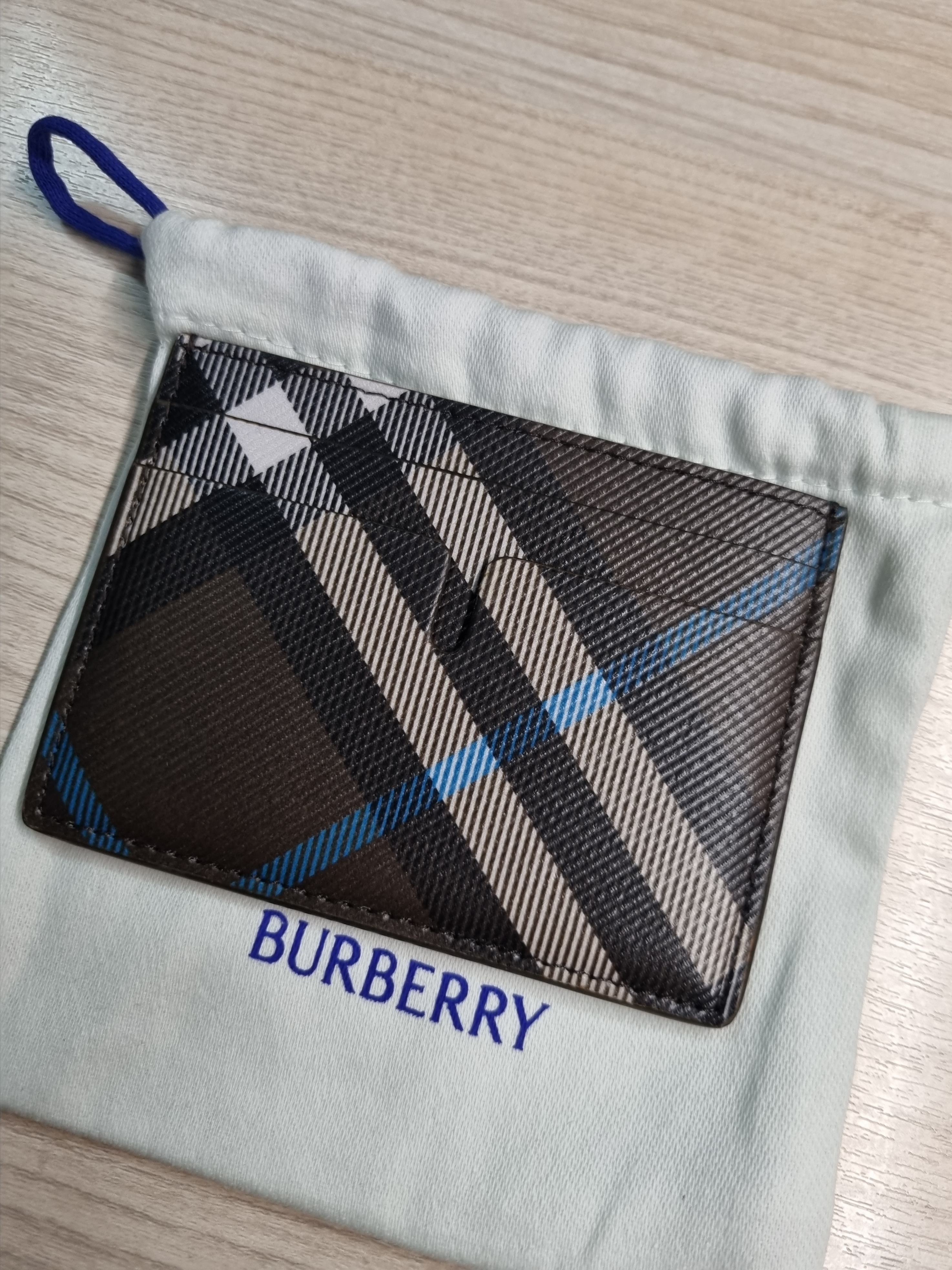 Burberry Check Card Case Snug 착용 스타일