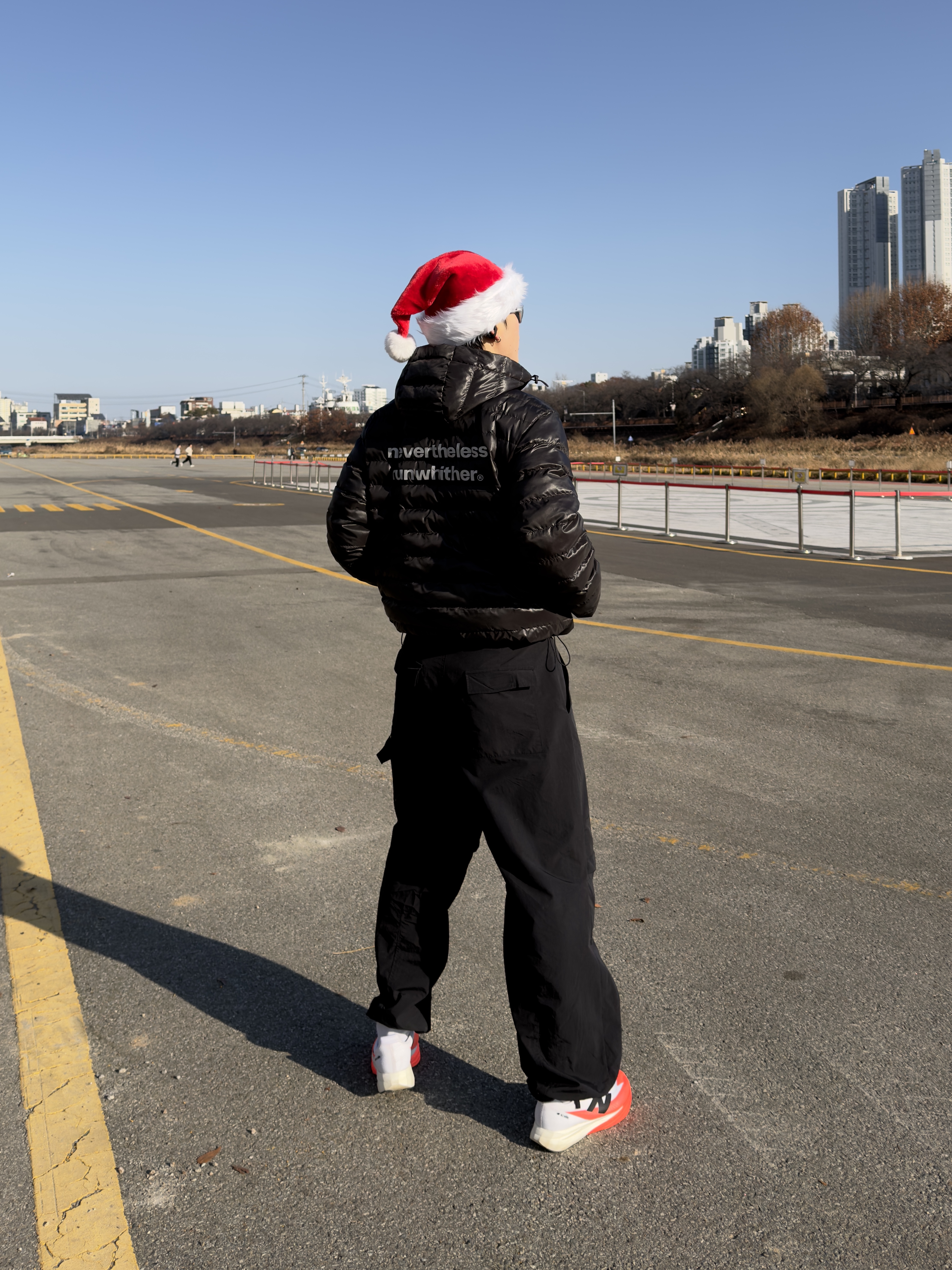 [KREAM 단독] runwhither Lightweight Hoodie Padding Black, New Balance FuelCell SC Elite v5 Urgent Red White Black  - 2E Wide 착용 스타일 - 1