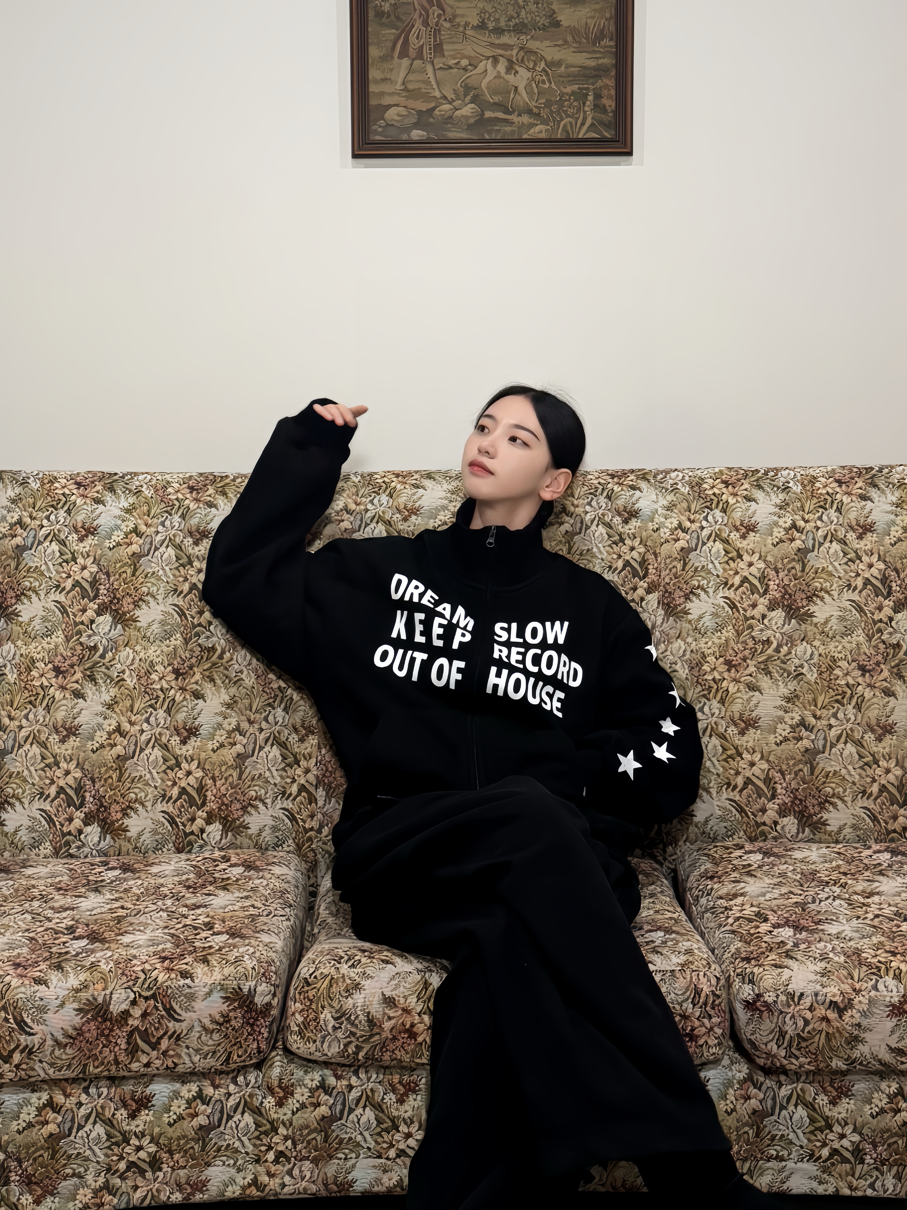 SLOW RECORD HOUSE Typo Star Track Zip-Up_Black 착용 스타일 - 3