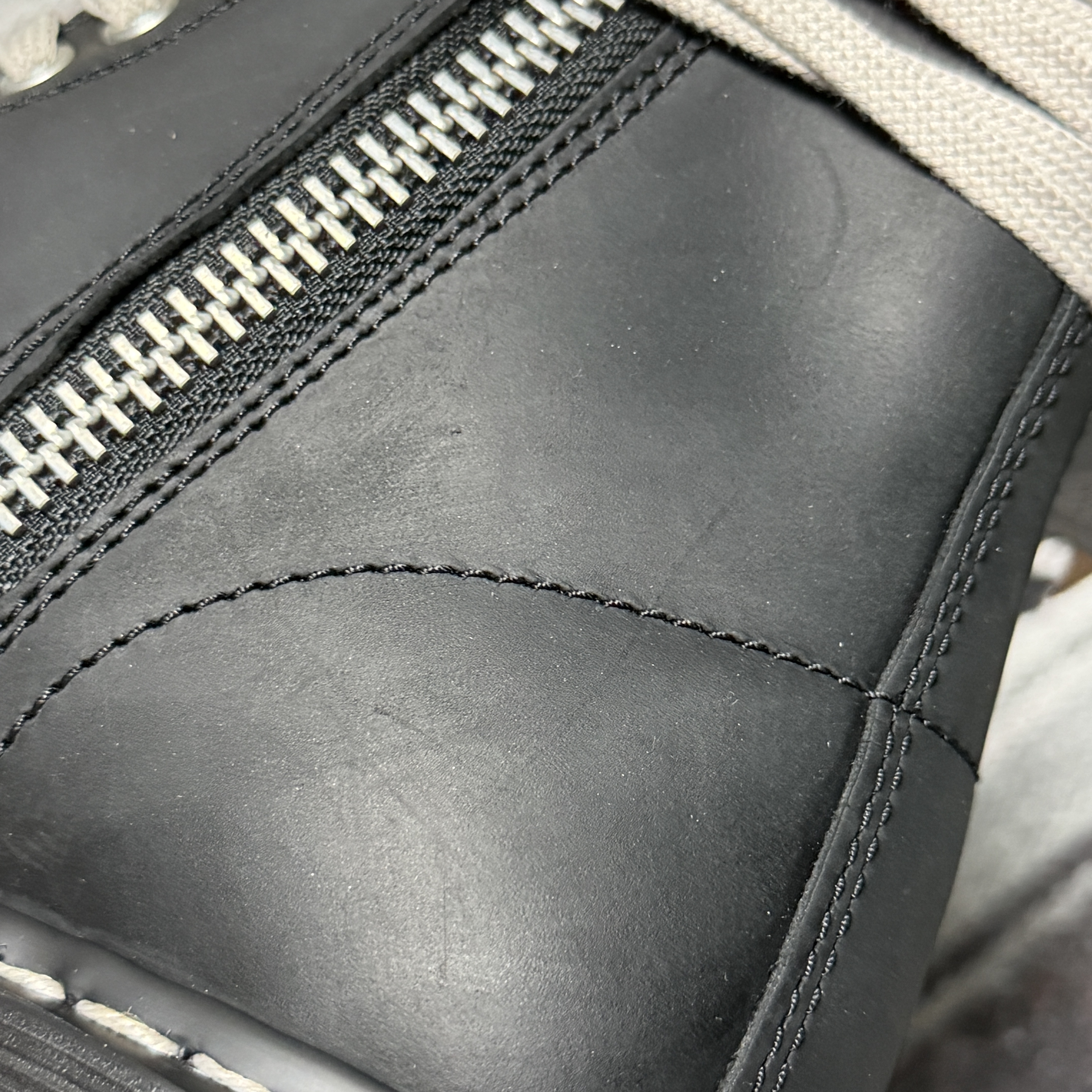Dr. Martens x Rick Owens Quad Sole Steel Toe Boots Black 착용 스타일 - 3